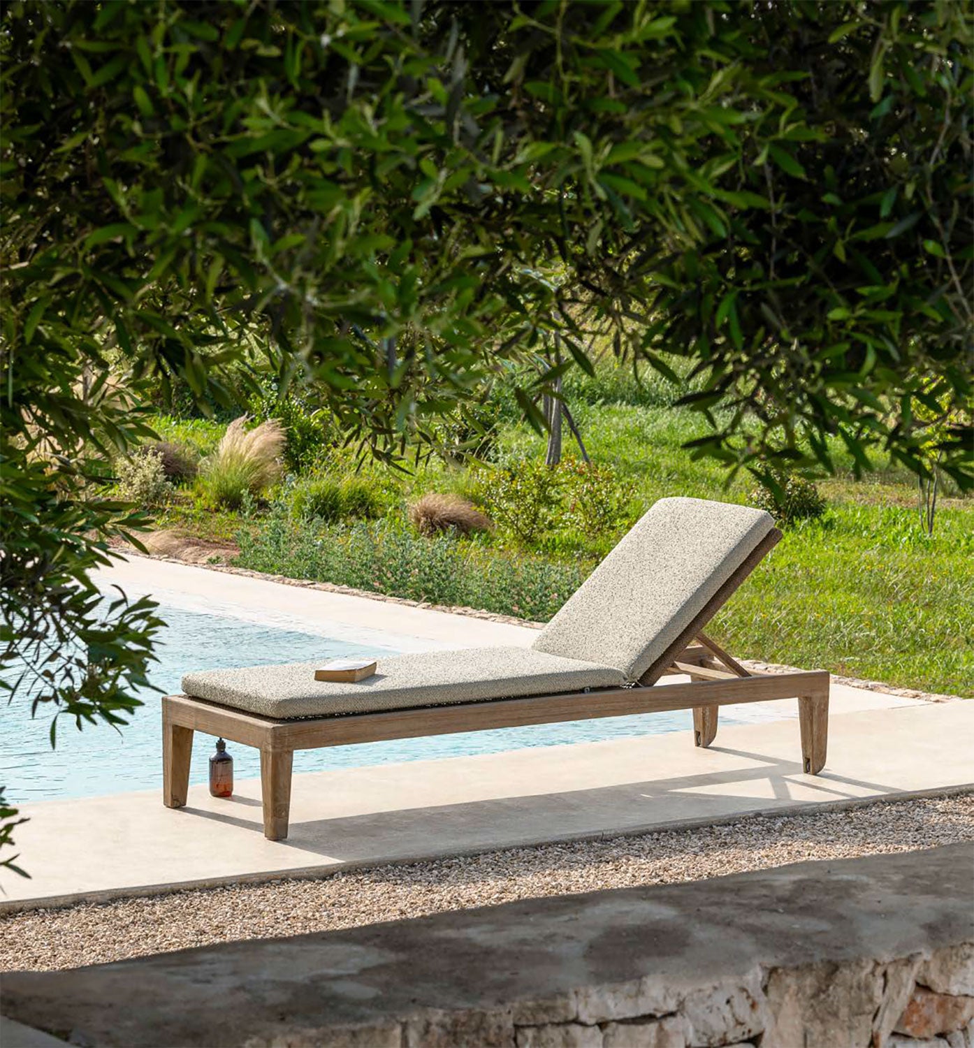 Sonnenliege Lisa von Gommaire mit Outdoor-Polster. Jetzt bei STUFF Shop kaufen