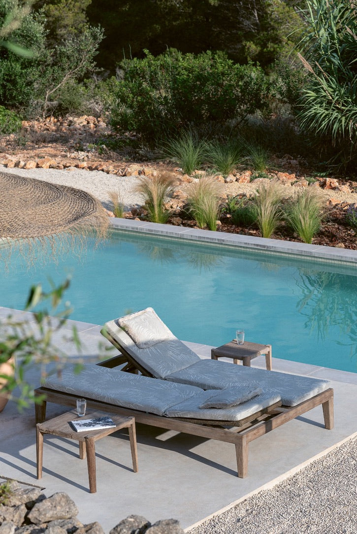Gommaire Sonnenliege Lisa Double aus Teakholz mit optionalem Polster am Pool | wetterfeste Outdoor-Liege für zwei Personen.