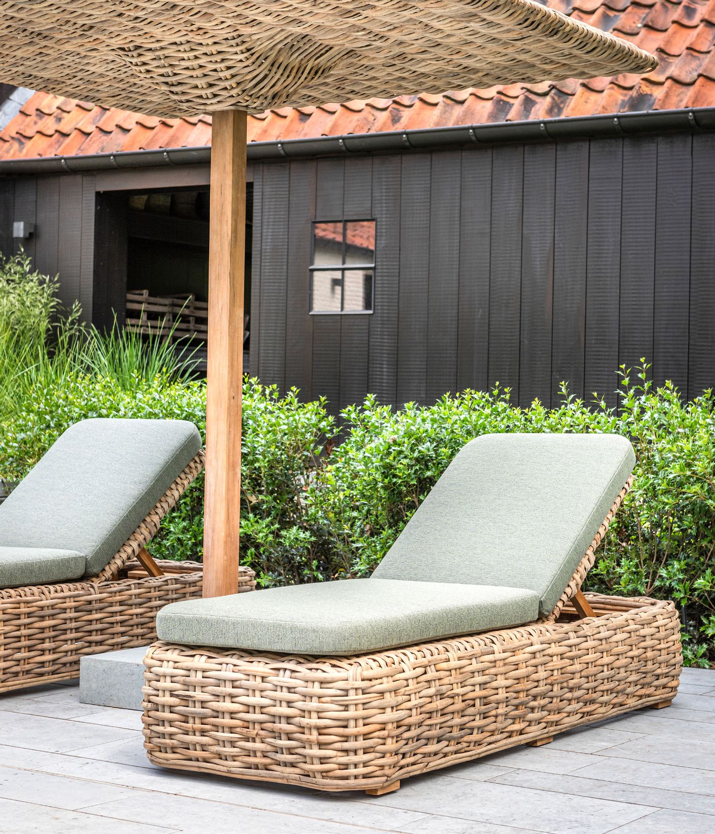 Sonnenliege Jones von Gommaire im Garten mit Polsterauflage, stilvolles Ambiente.