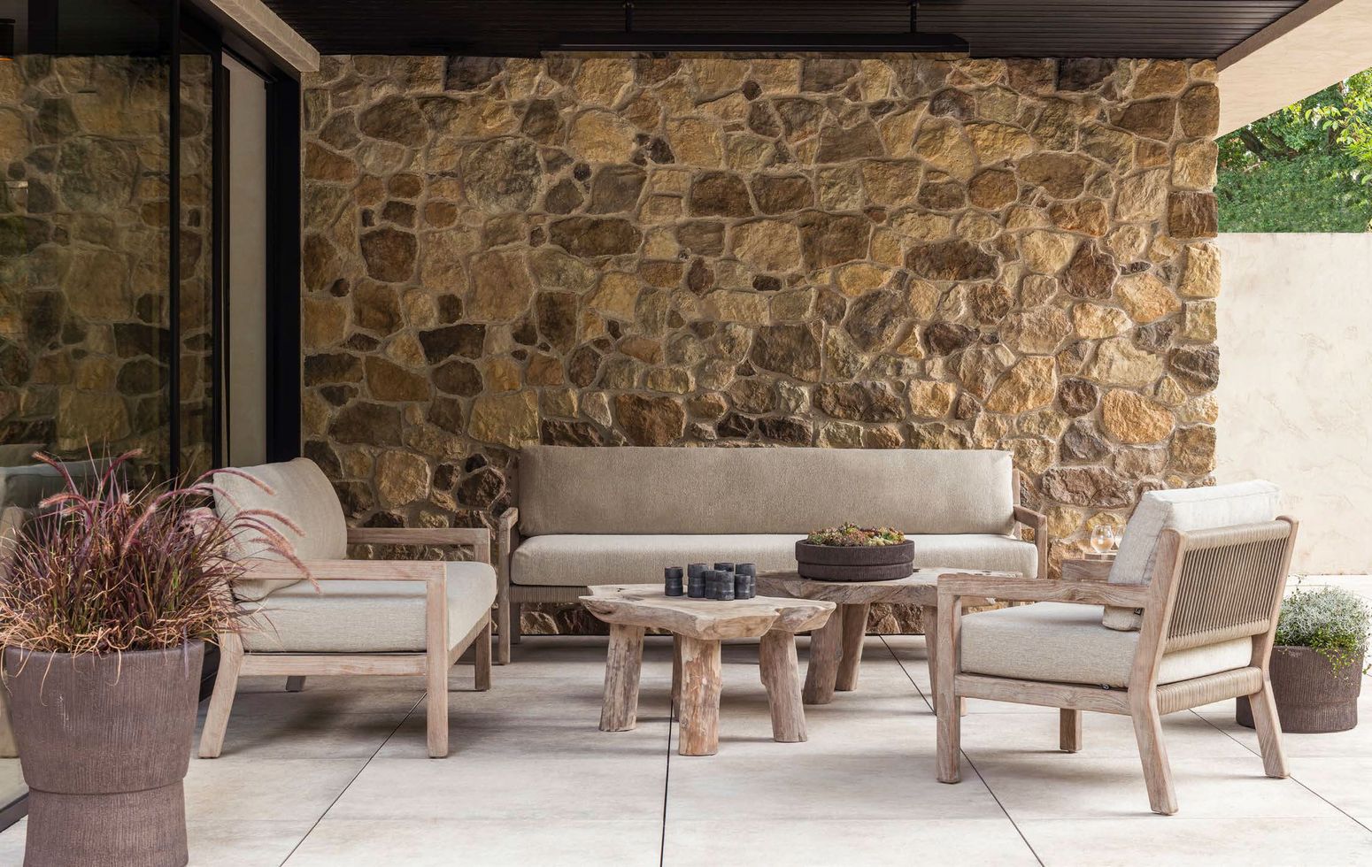 Outdoor-Sofa Mario 3-Sitzer auf einer Terrasse, erhältlich im STUFF-Shop