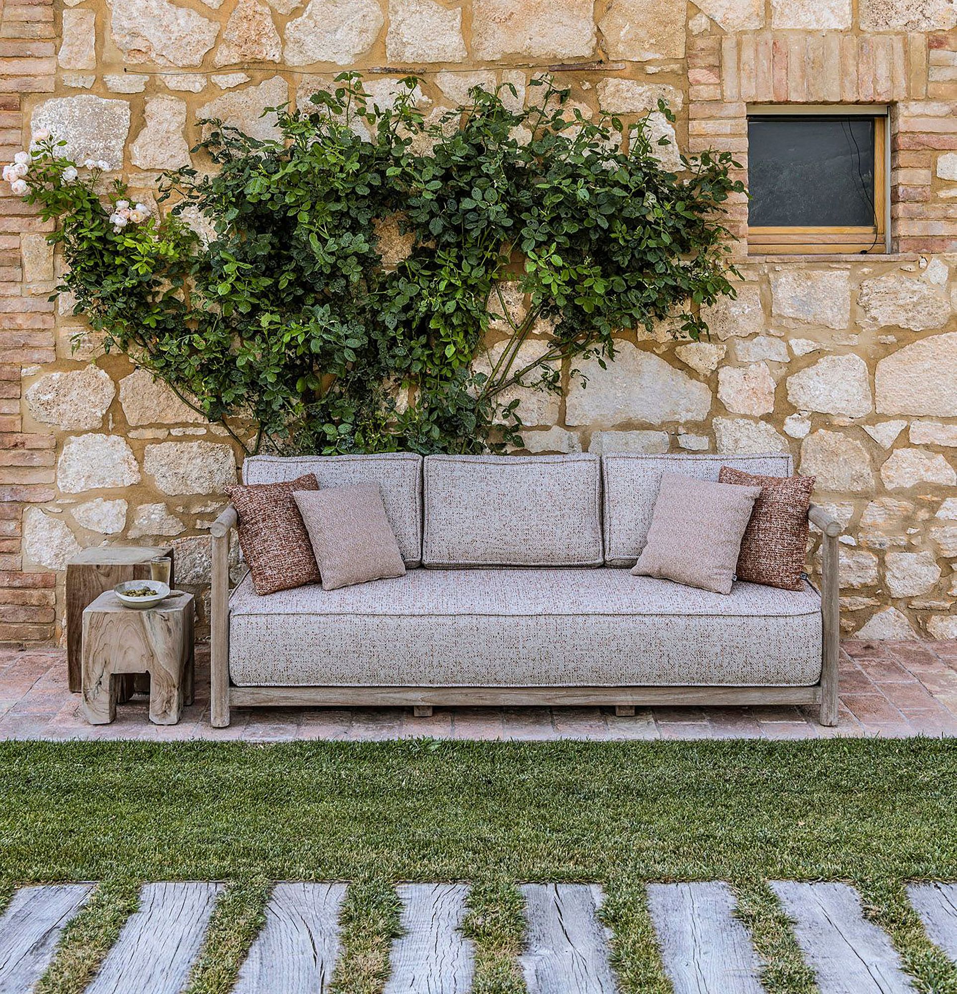 Sofa Mieke 2,5-Sitzer mit Polstern aus recyceltem Teakholz und PE Wicker Sand | bei STUFF Shop kaufen
