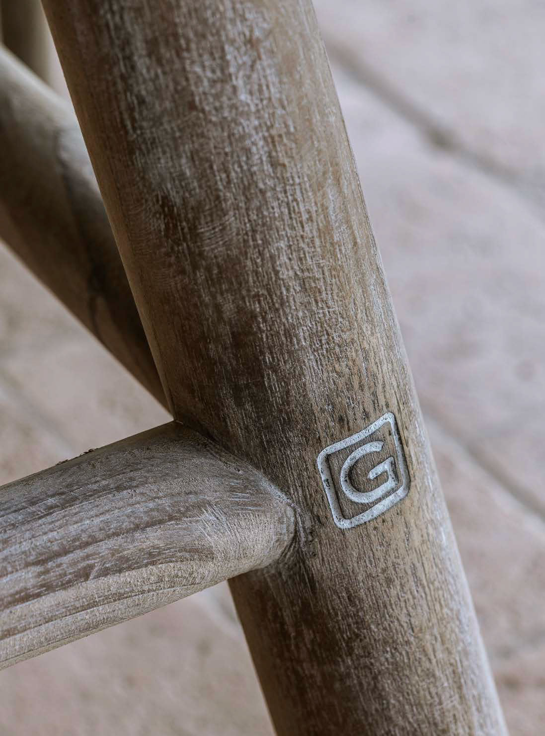 Detailaufnahme von Teakholz der Gommaire Outdoor-Möbel – jetzt im STUFF-Shop erhältlich!