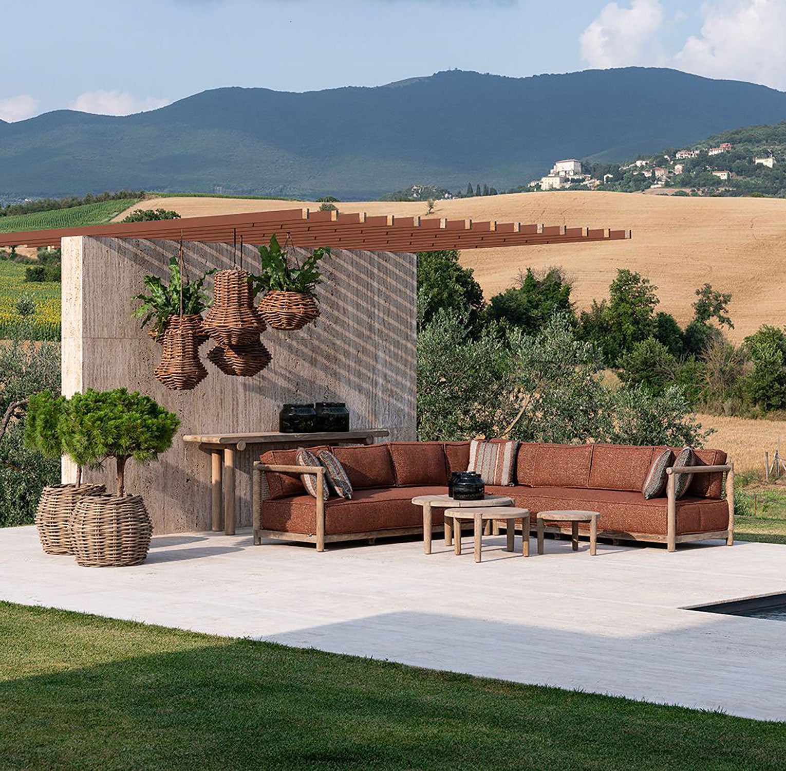 Lounge-Bereich mit Gommaire Outdoor Ecksofa Mieke mit Ktextout Tessu 03 und Teak Couchtisch.