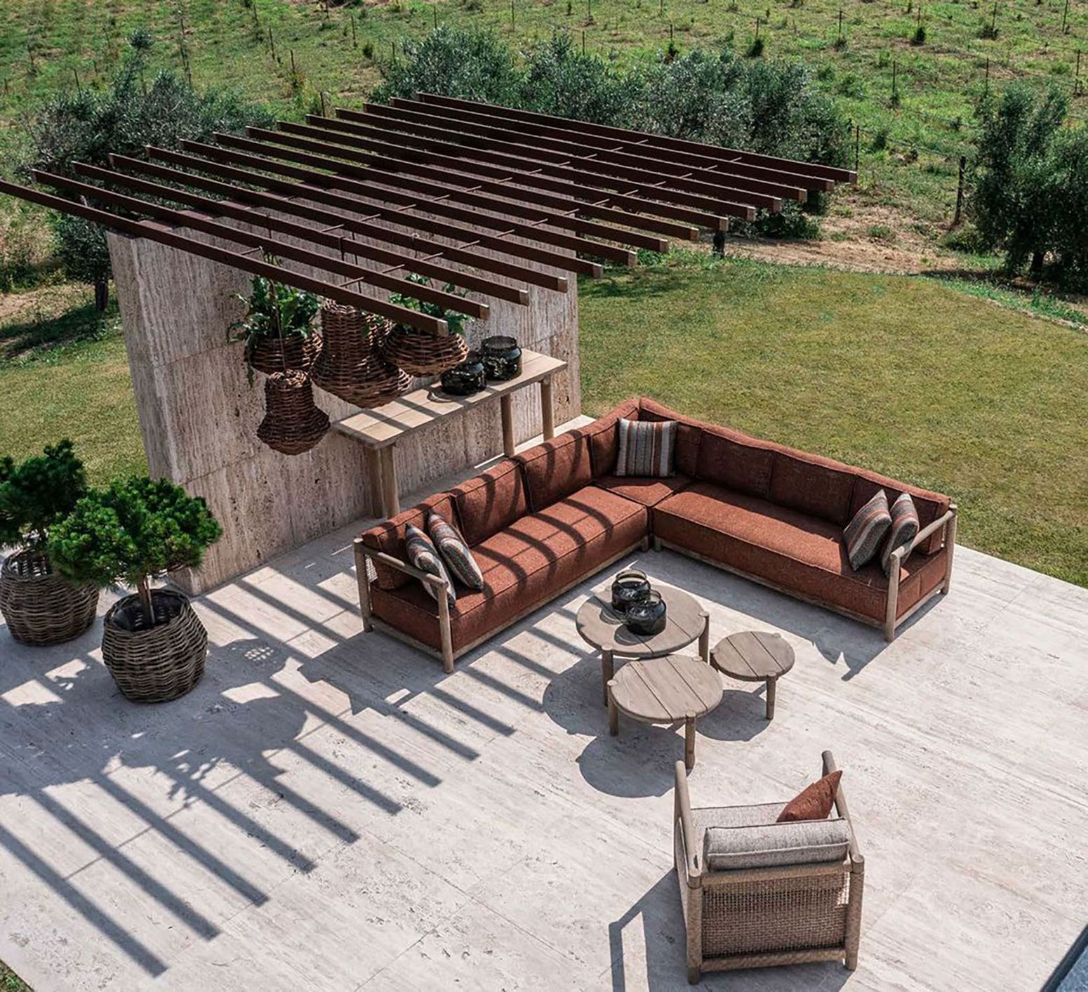 Lounge-Bereich mit Gommaire Outdoor Ecksofa Mieke mit Ktextout Tessu 03 und Teak Couchtisch.