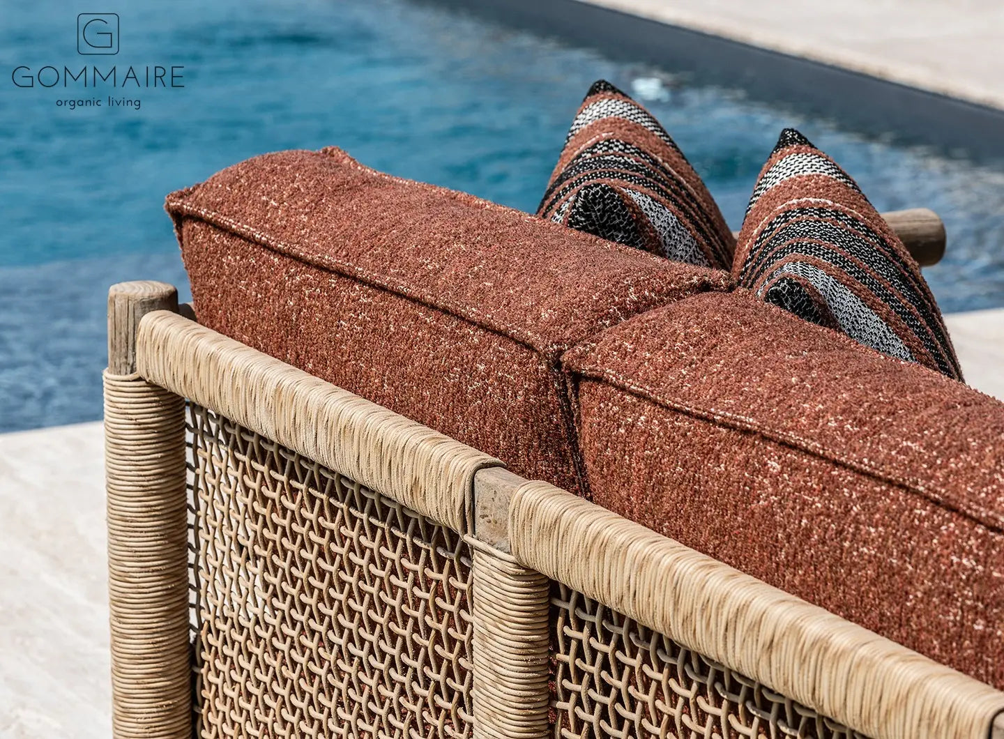 Gommaire Outdoor Ecksofa Mieke mit Ktextout Tessu 03 in einem landschaftlich gestalteten Garten.