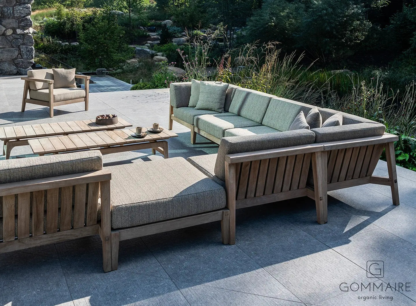Modulare Outdoor-Lounge Copenhague von Gommaire – Beispiel für eine mögliche Zusammenstellung mehrerer Lounge-Elemente aus Teakholz mit Outdoor-Polstern