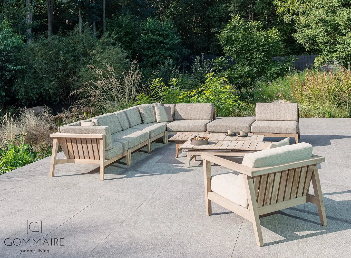 Modulare Outdoor-Lounge Copenhague von Gommaire – Beispiel für eine mögliche Zusammenstellung mehrerer Lounge-Elemente aus Teakholz mit Outdoor-Polstern