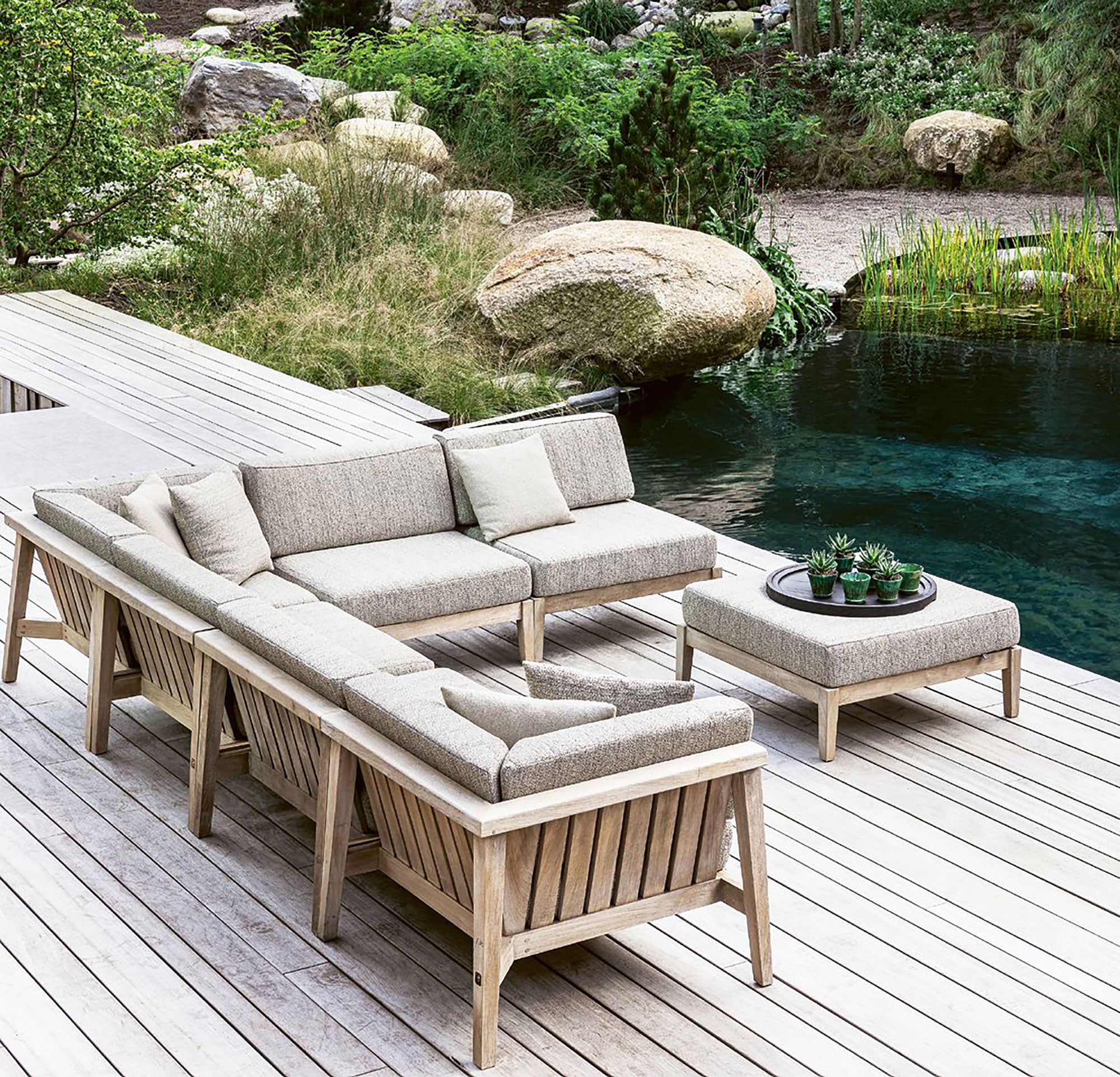 Modulare Outdoor-Lounge Copenhague von Gommaire – Beispiel für eine mögliche Zusammenstellung mehrerer Lounge-Elemente aus Teakholz mit Outdoor-Polstern