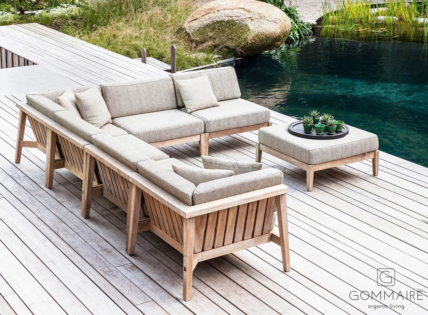 Modulare Outdoor-Lounge Copenhague von Gommaire – Beispiel für eine mögliche Zusammenstellung mehrerer Lounge-Elemente aus Teakholz mit Outdoor-Polstern