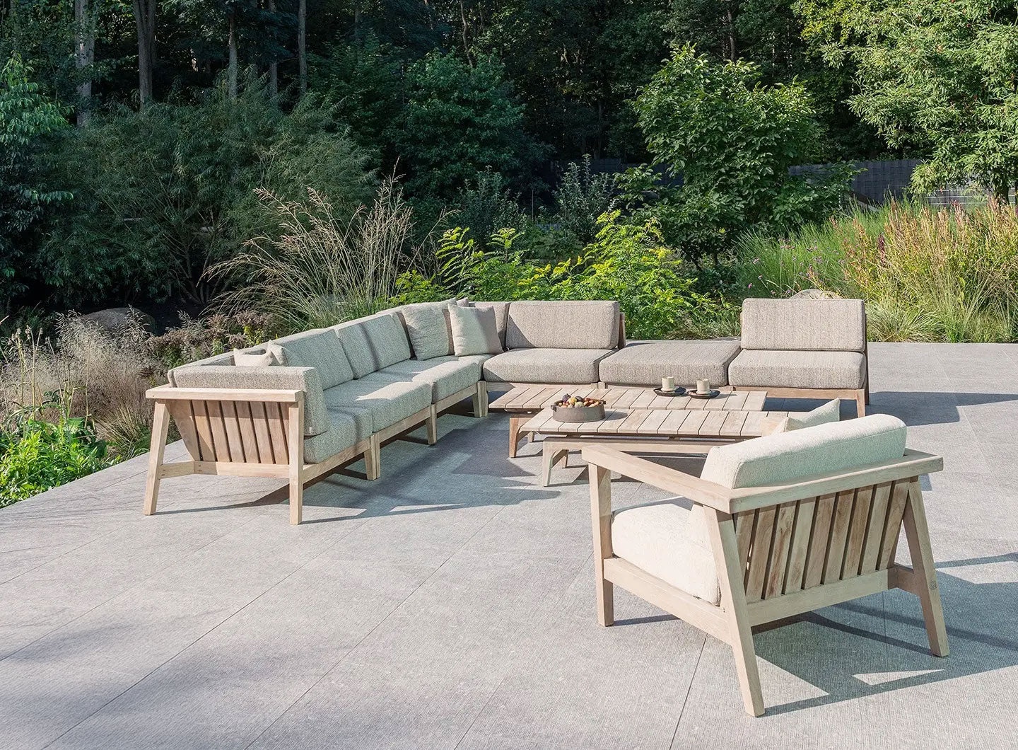 Modulare Outdoor-Lounge Copenhague von Gommaire – Beispiel für eine mögliche Zusammenstellung mehrerer Lounge-Elemente aus Teakholz mit Outdoor-Polstern