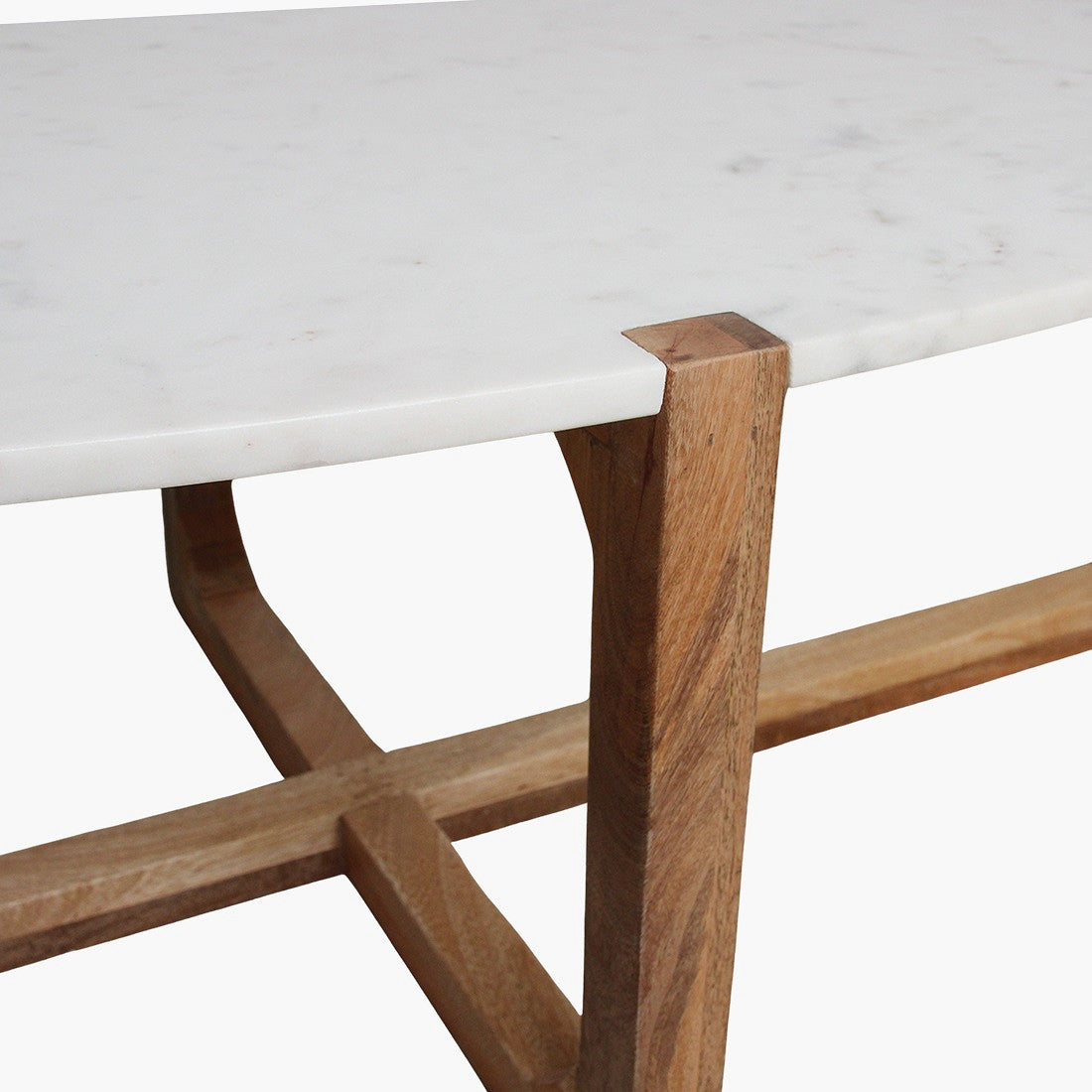 Ovaler Couchtisch Heritage Marble mit weißer Marmorplatte und Holzgestell im Kreuzdesign – STUFF Loft Designmöbel