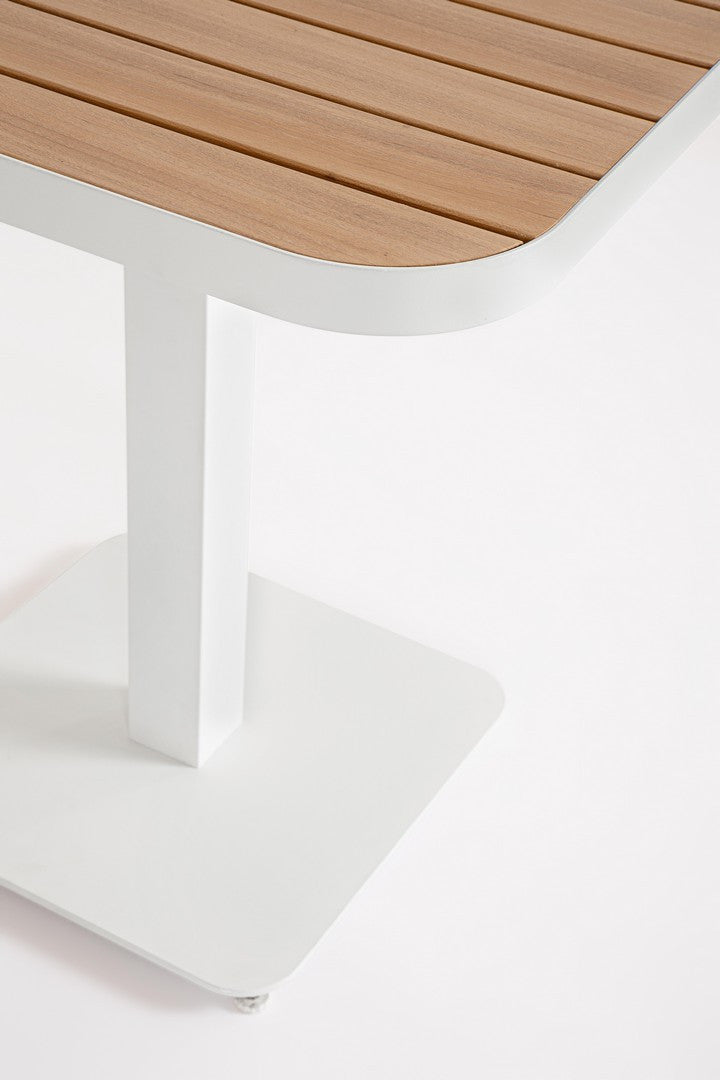 Outdoor Bistrotisch Belmar von Bizzotto in Weiß im Detail mit Holzoptik-Platte | Bizzotto bei STUFF Shop kaufen