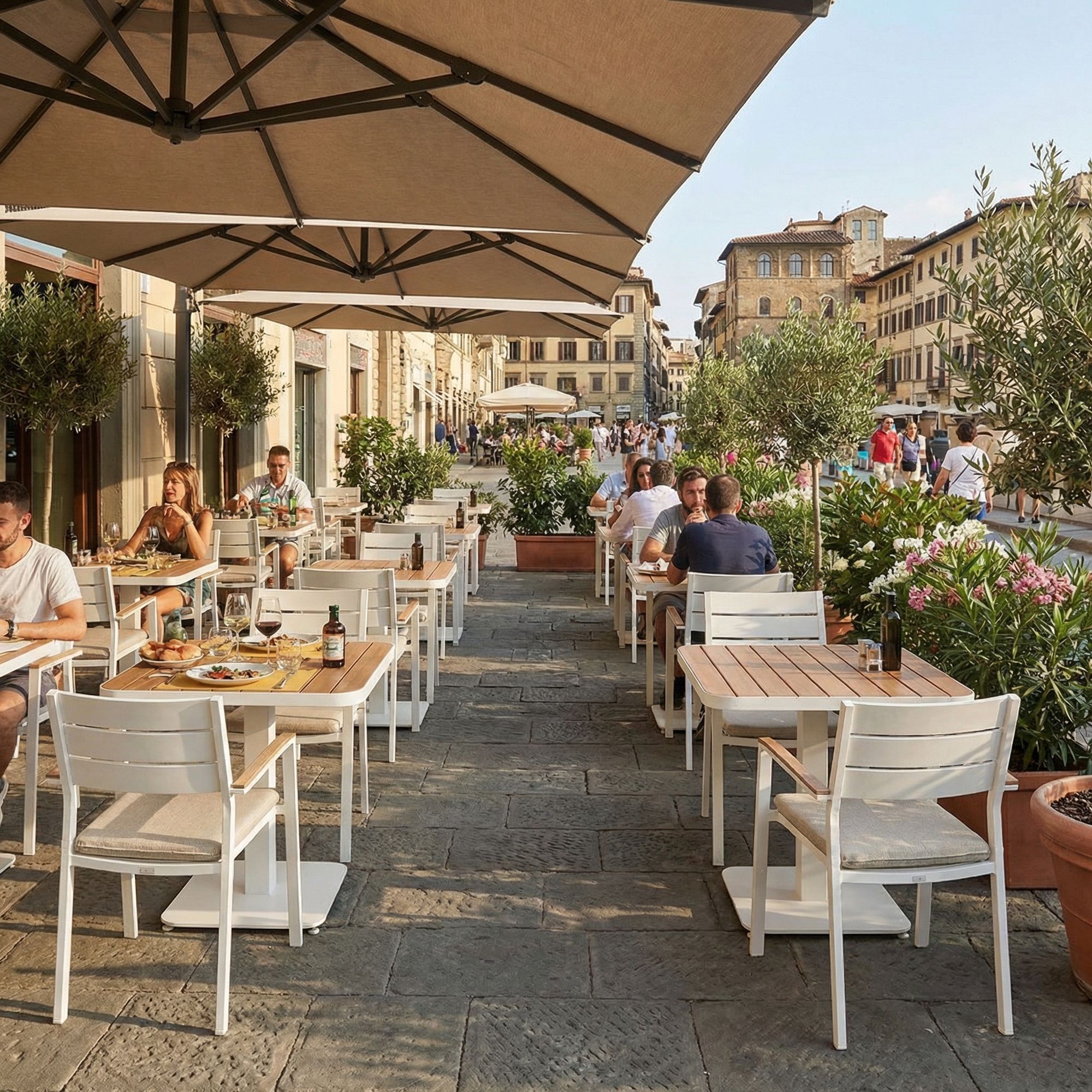 Outdoor Bistrotisch Belmar von Bizzotto in Weiß mit Holzoptik-Platte auf einer Gastronomieterrasse | Bizzotto bei STUFF Shop kaufen