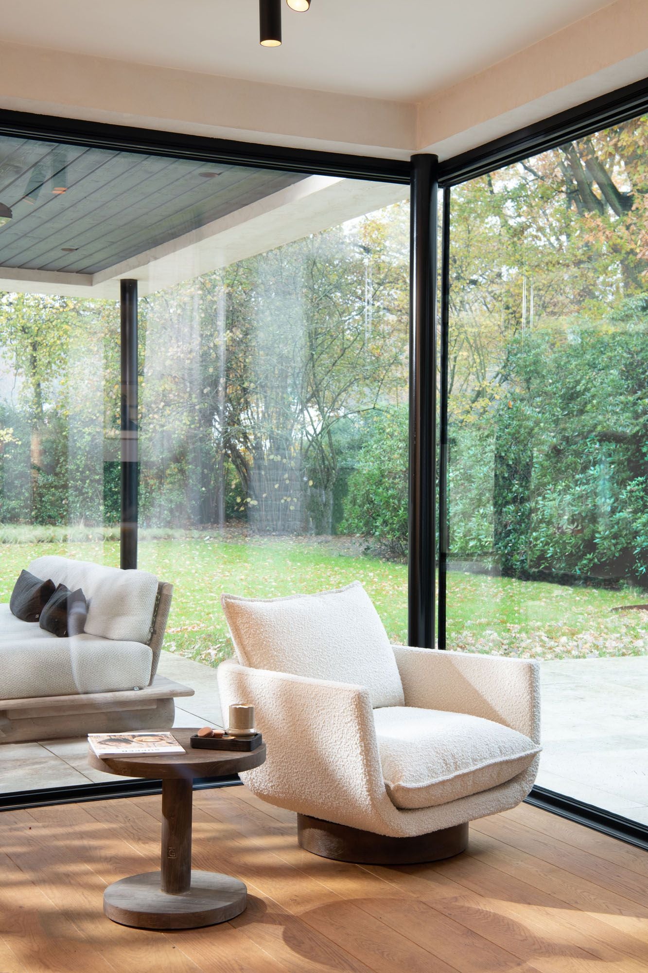Club Sessel Mason Beige von Gommaire drehbarer Loungesessel mit weicher Polsterung bei STUFF Shop kaufen