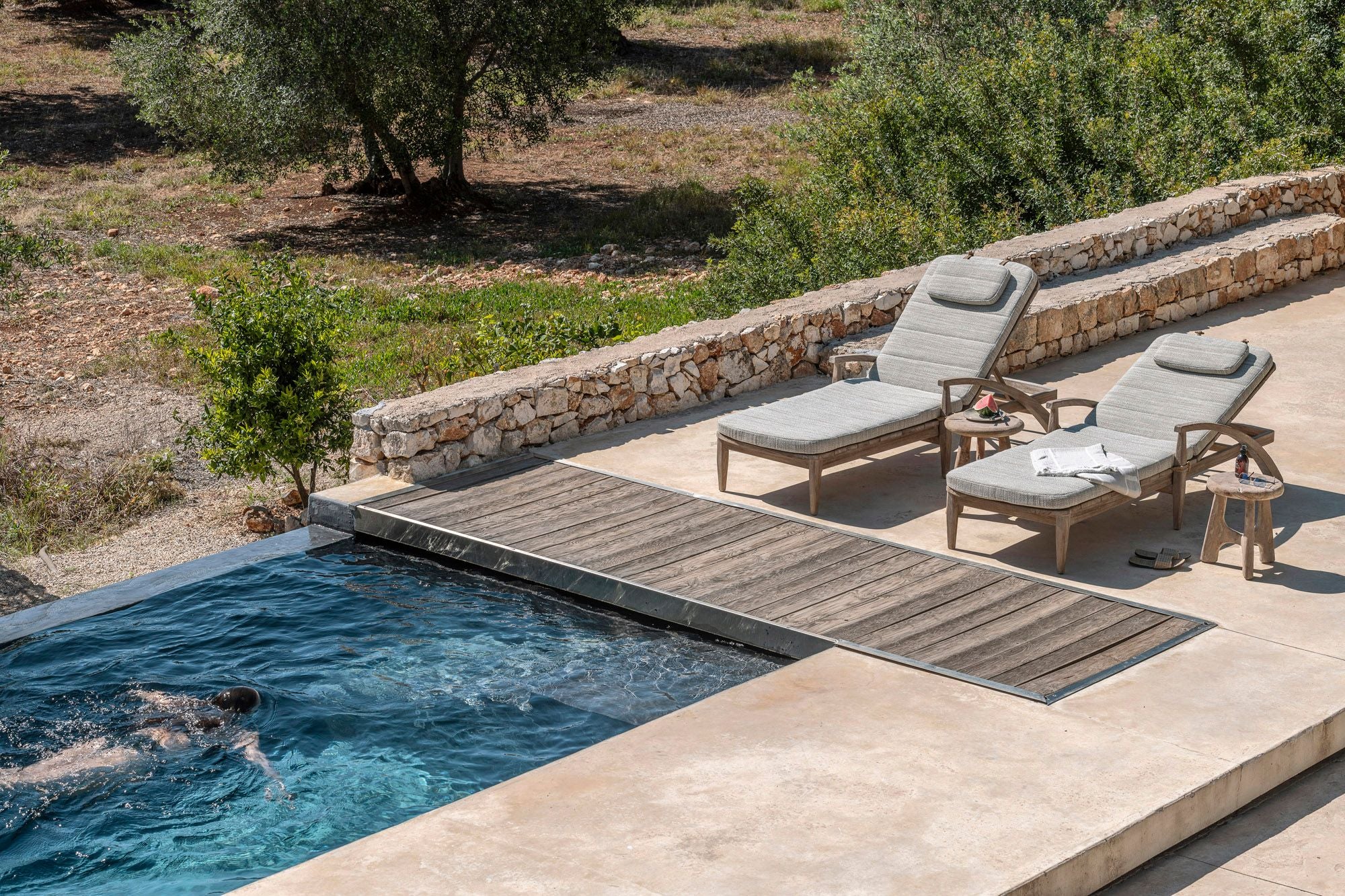 Beistelltisch Laya von Gommaire am Pool mit natürlicher Einrichtung