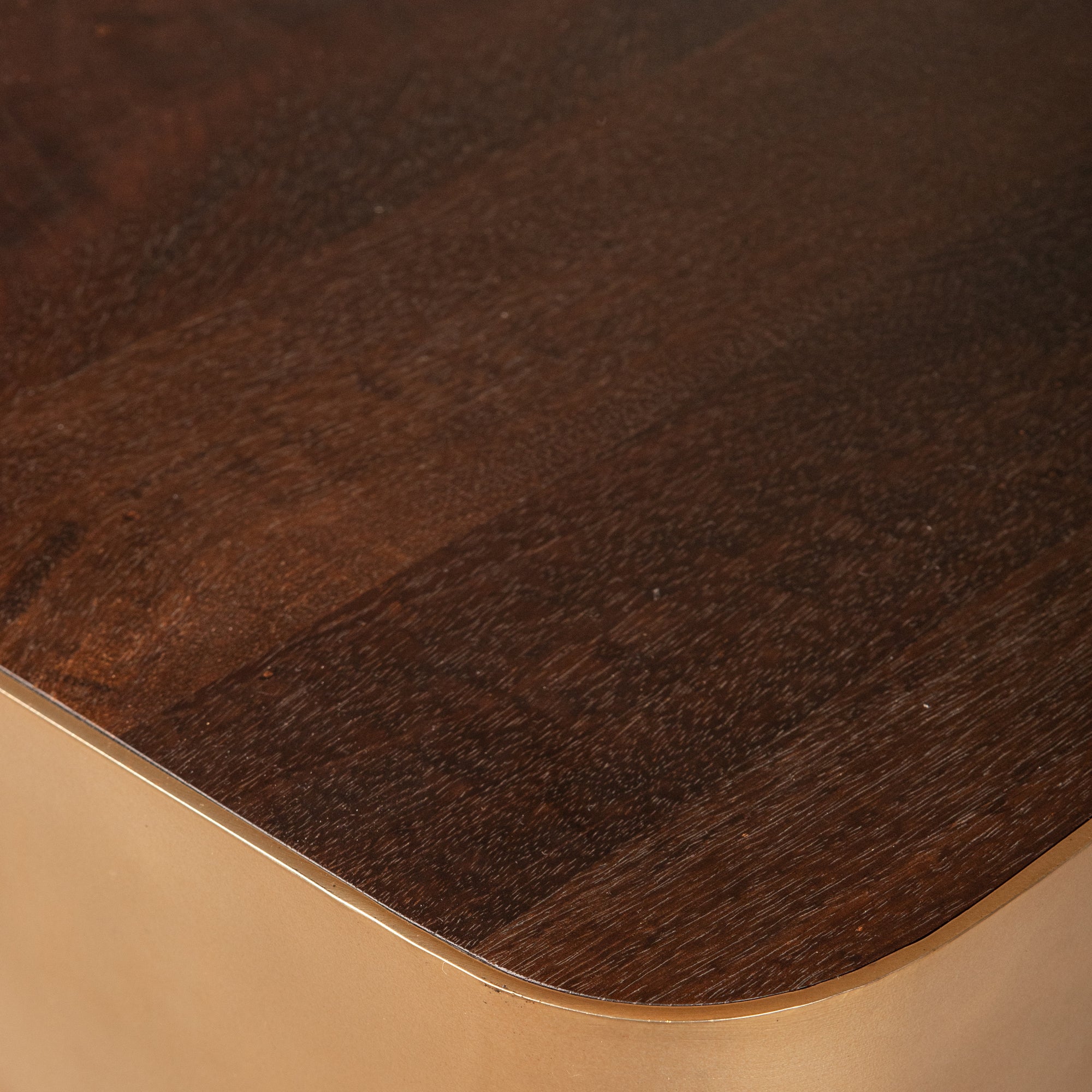 Couchtisch von PTMD – eleganter sitzmöbel aus Stoff mit Metallgestell im modernem Design, komfortabel und pflegeleicht.