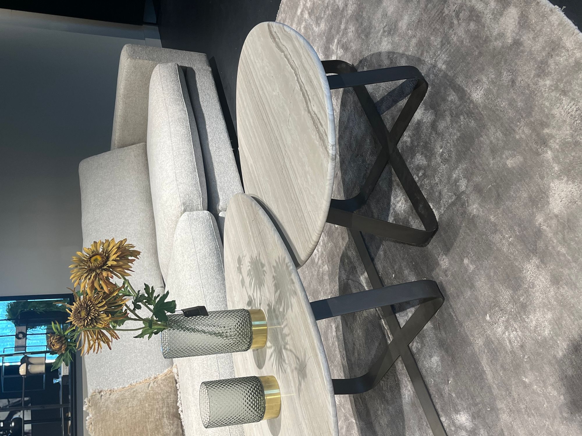 Couchtisch von PTMD – eleganter sitzmöbel aus Stoff in Grau mit Metallgestell im Industrial Chic, komfortabel und pflegeleicht.