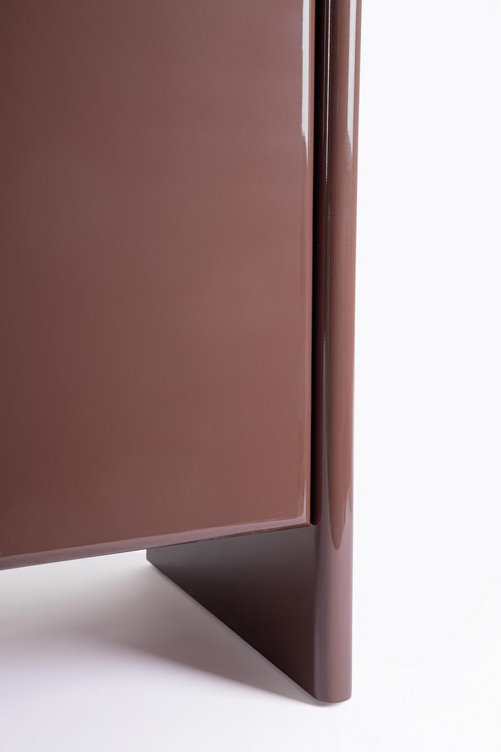 Detailaufnahme des stabilen Stahlgestells und der glänzenden Oberfläche des Sideboards Otilia Braun.