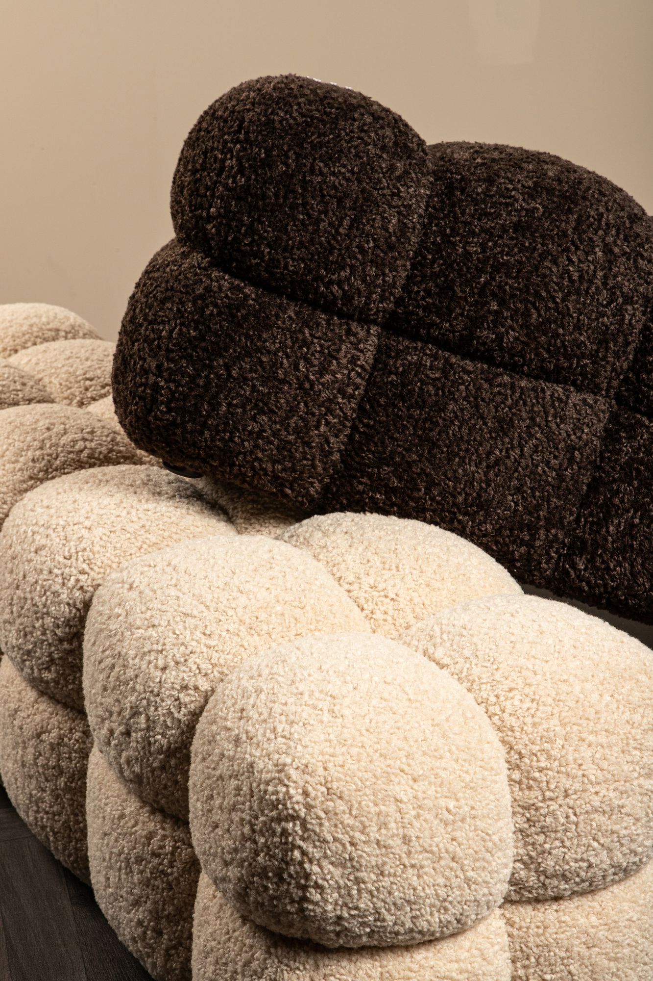 Indoor Bank Polsterbank Teddy beige im Wohnambiente | zeitloses Design, hochwertig verarbeitet, ideal für Wohn- und Essbereich | Ansicht 04