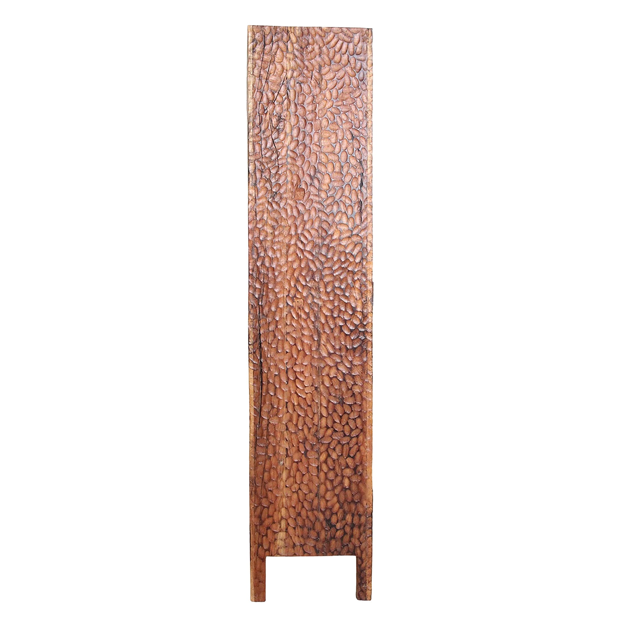 Seitenansicht des Vintage Timber Schranks mit chiseled Struktur