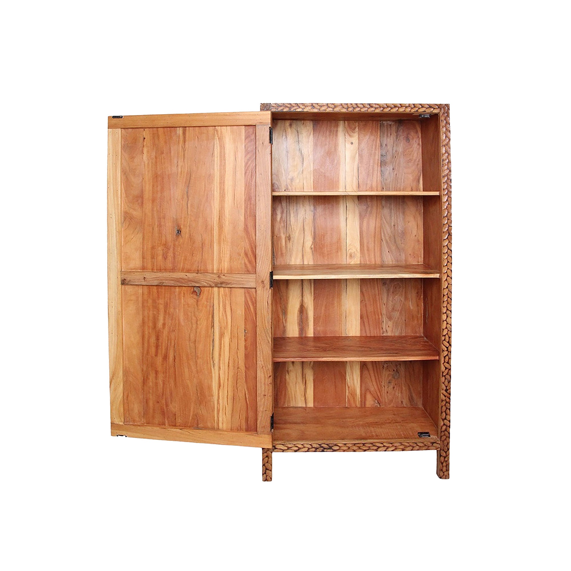 Innenraum des Schranks aus recyceltem Holz mit naturbelassener Maserung