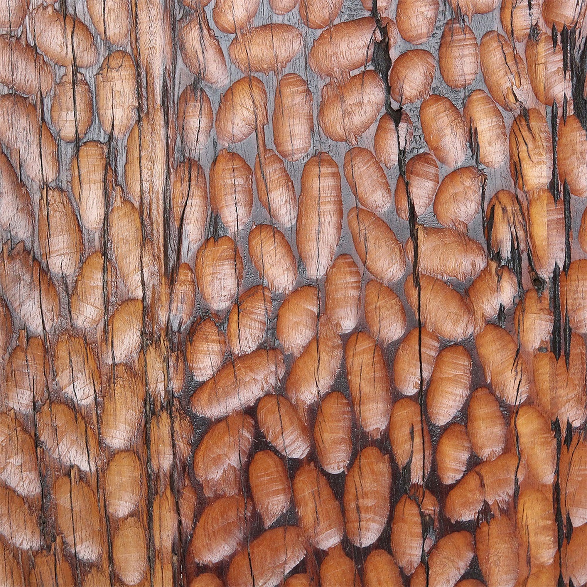 Detailansicht der handgemeißelten Oberfläche aus recyceltem Holz