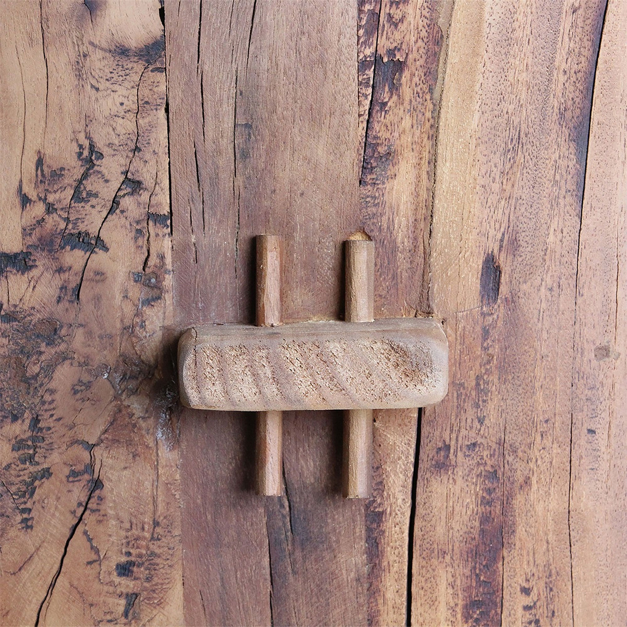 Detailansicht der traditionellen Holzverbindung aus recyceltem Holz