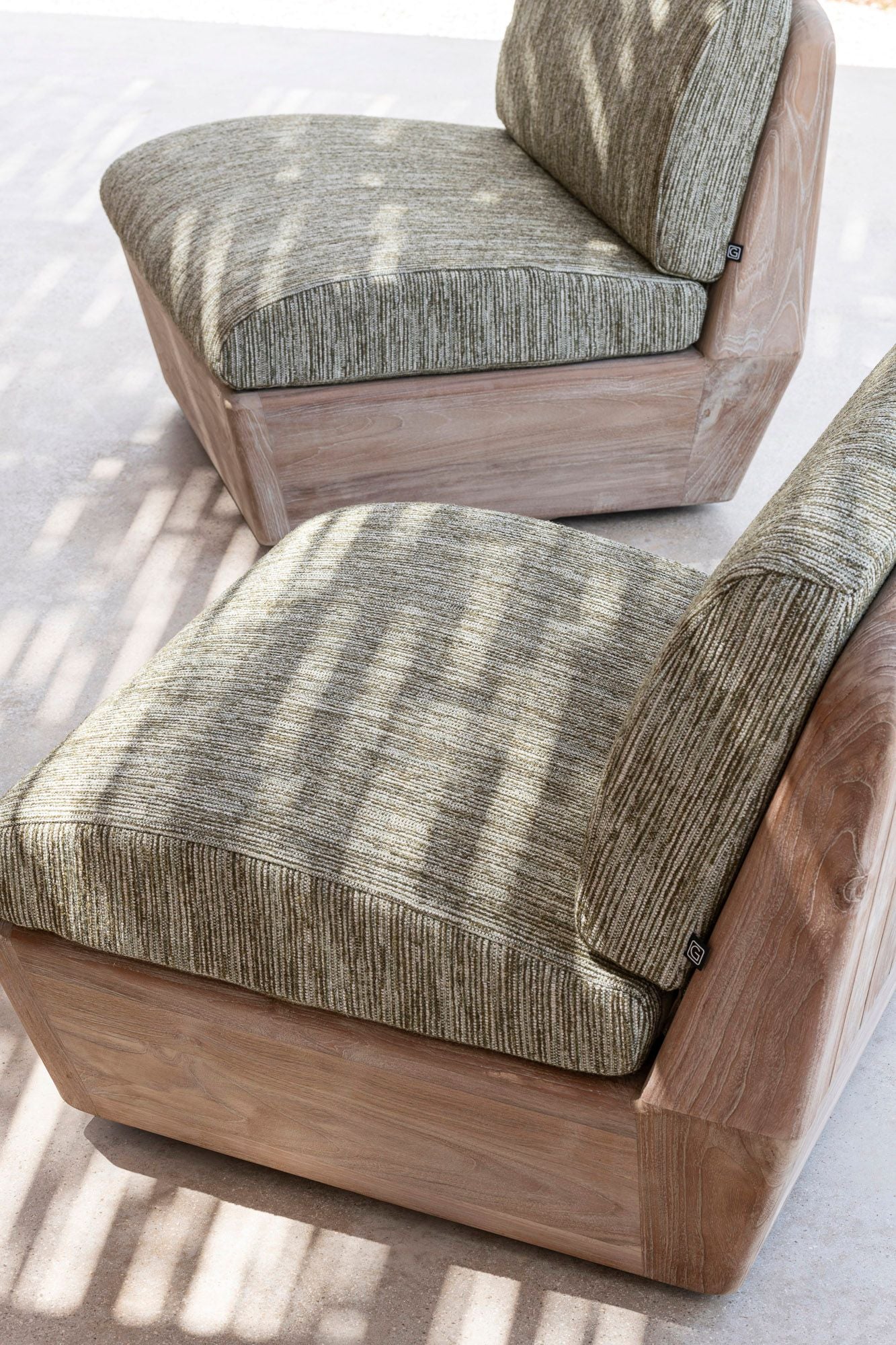 Drehbarer Lounge-Sessel Jules aus Teakholz Natural Grey mit Polstern in Knelout, Knelout Deluxe, Ktextout oder Ktextout Deluxe | Gommaire Outdoor Kollektion bei STUFF Shop