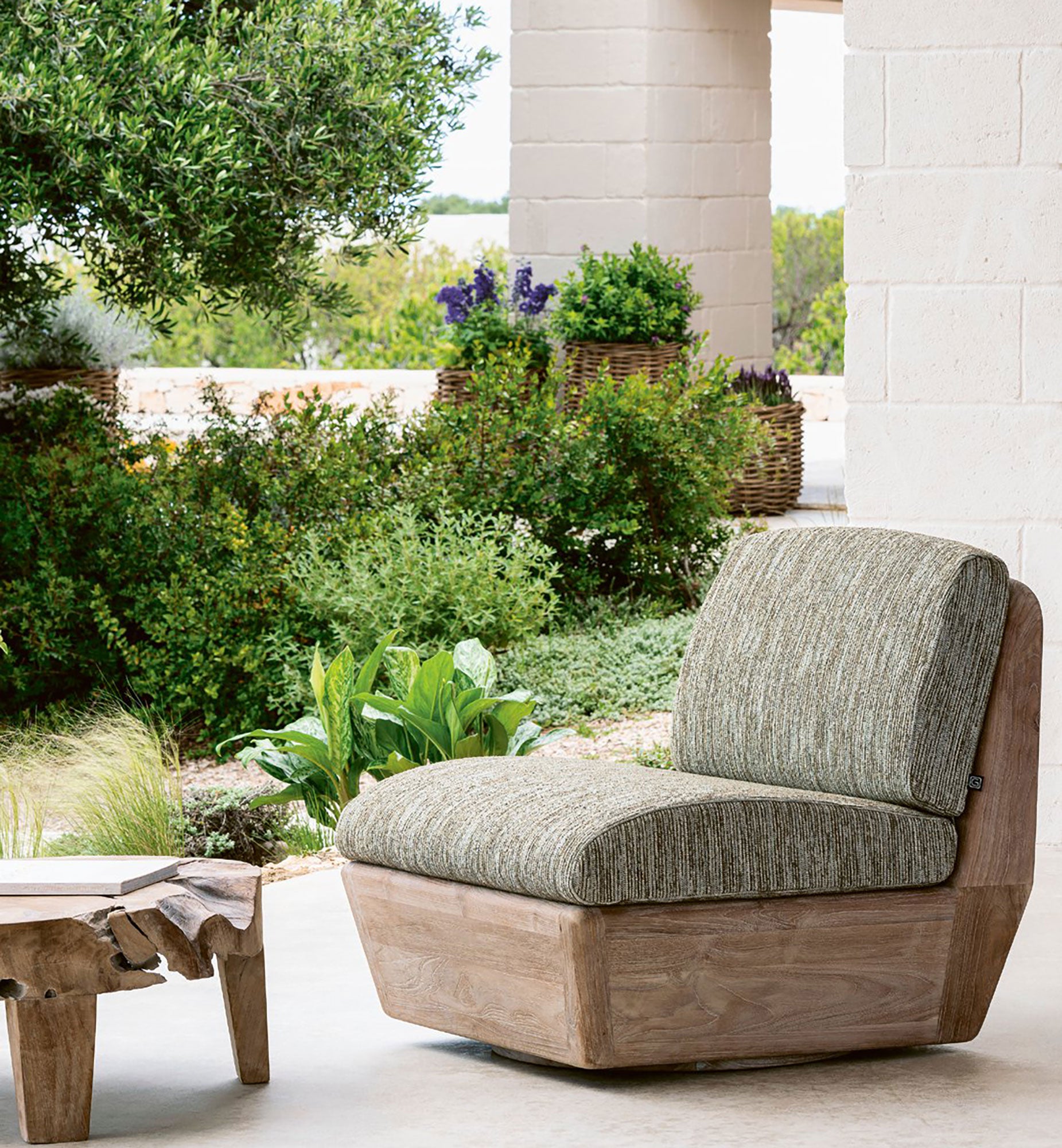 Drehbarer Lounge-Sessel Jules aus Teakholz Natural Grey mit Polstern in Knelout, Knelout Deluxe, Ktextout oder Ktextout Deluxe | Gommaire Outdoor Kollektion bei STUFF Shop
