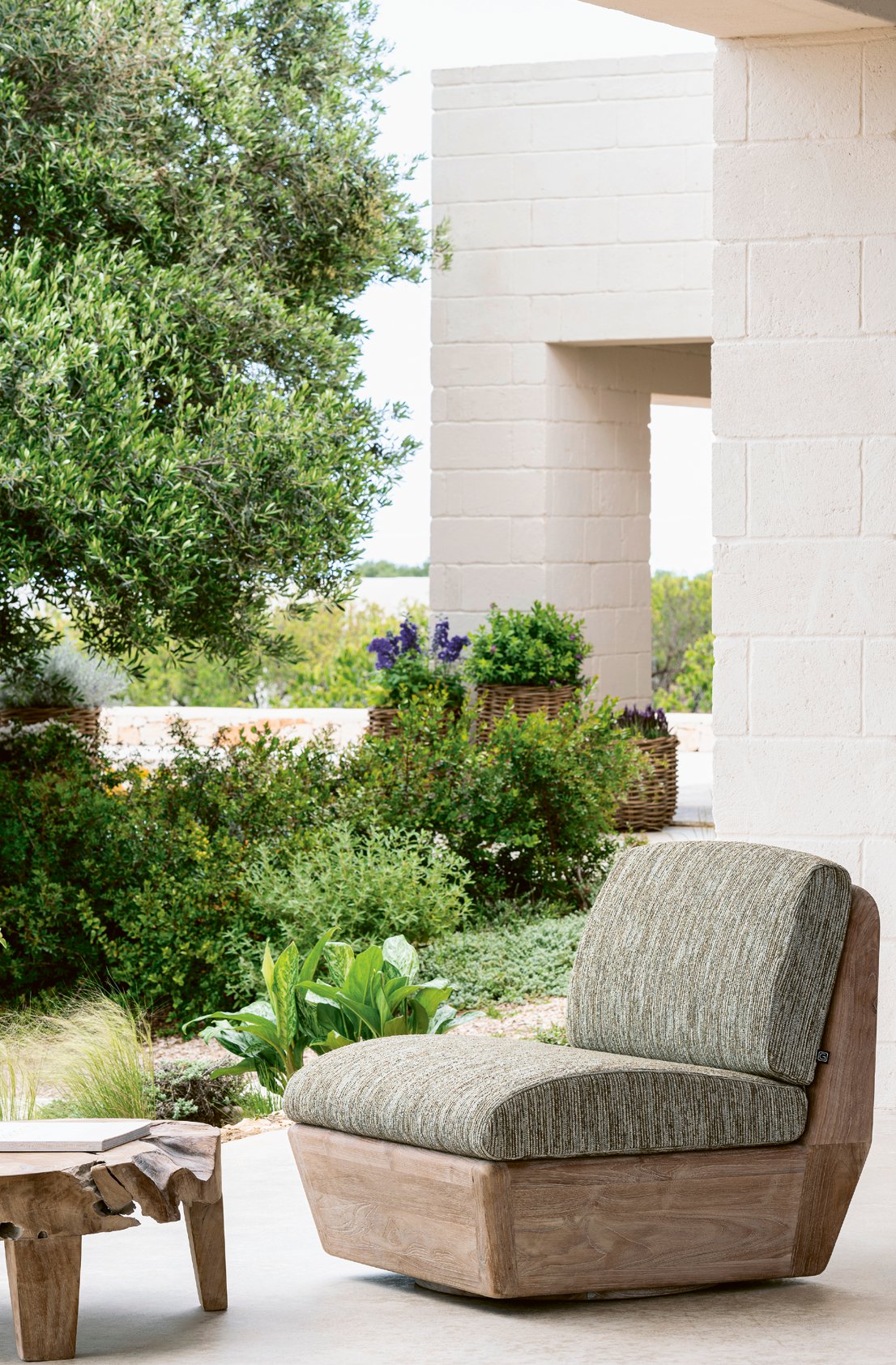 Drehbarer Lounge-Sessel Jules aus Teakholz Natural Grey mit Polstern in Knelout, Knelout Deluxe, Ktextout oder Ktextout Deluxe | Gommaire Outdoor Kollektion bei STUFF Shop