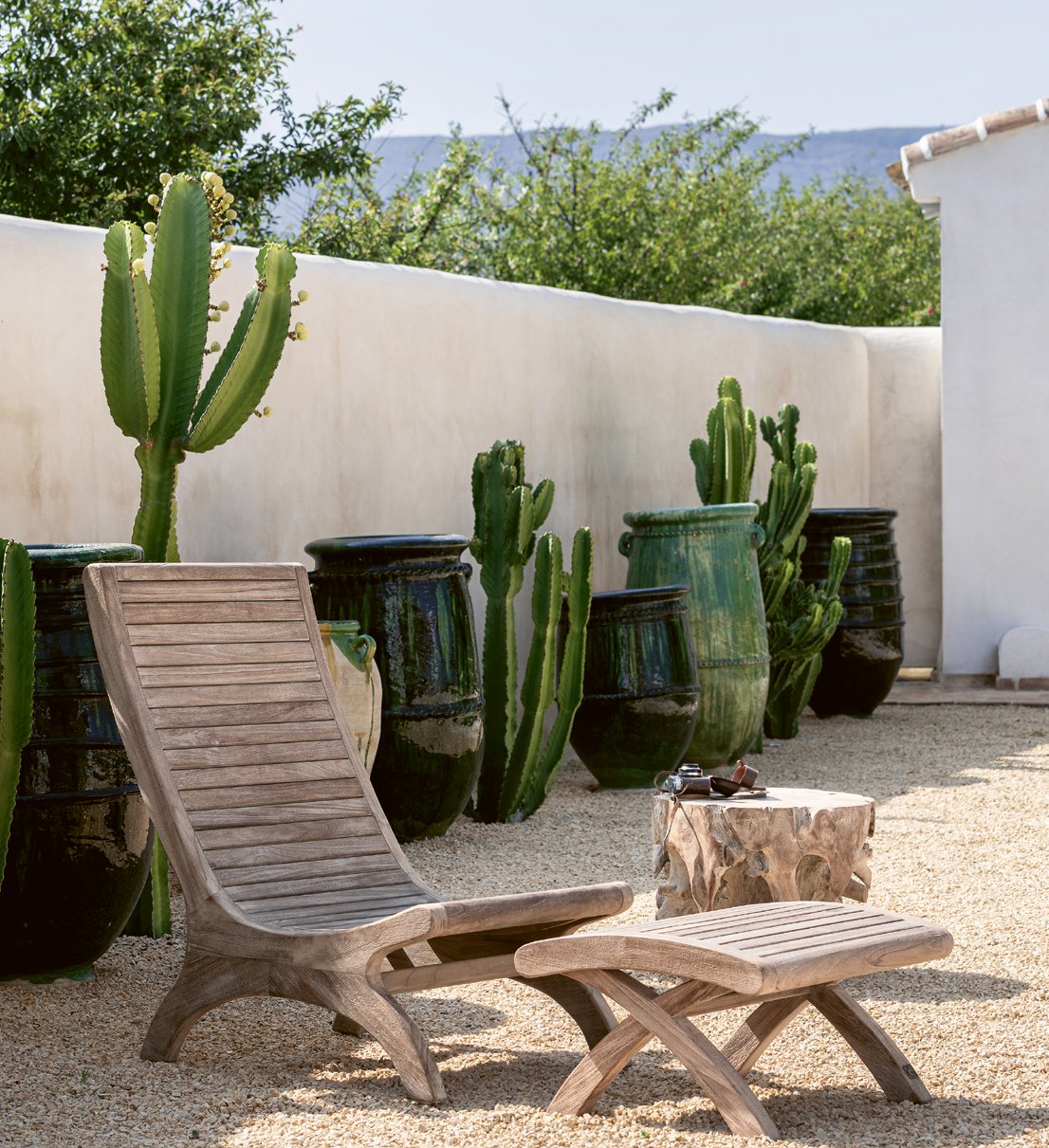 Loungesessel Sachin aus massivem Teakholz in Natural Grey mit optionalem Polster mit Fransen in Knelout, Knelout Deluxe, Ktextout oder Ktextout Deluxe | Gommaire Outdoor Kollektion bei STUFF Shop