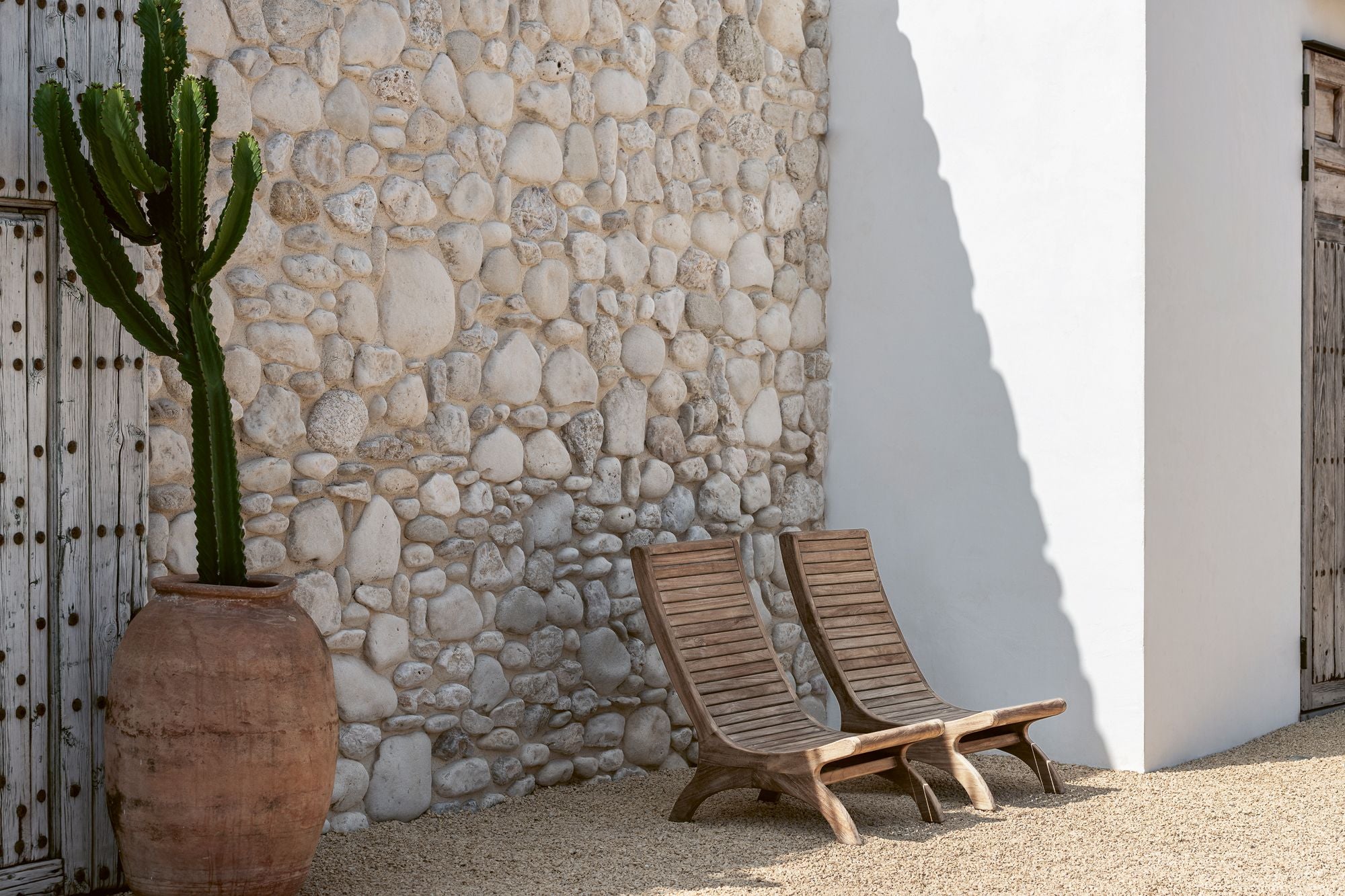 Loungesessel Sachin aus massivem Teakholz in Natural Grey mit optionalem Polster mit Fransen in Knelout, Knelout Deluxe, Ktextout oder Ktextout Deluxe | Gommaire Outdoor Kollektion bei STUFF Shop