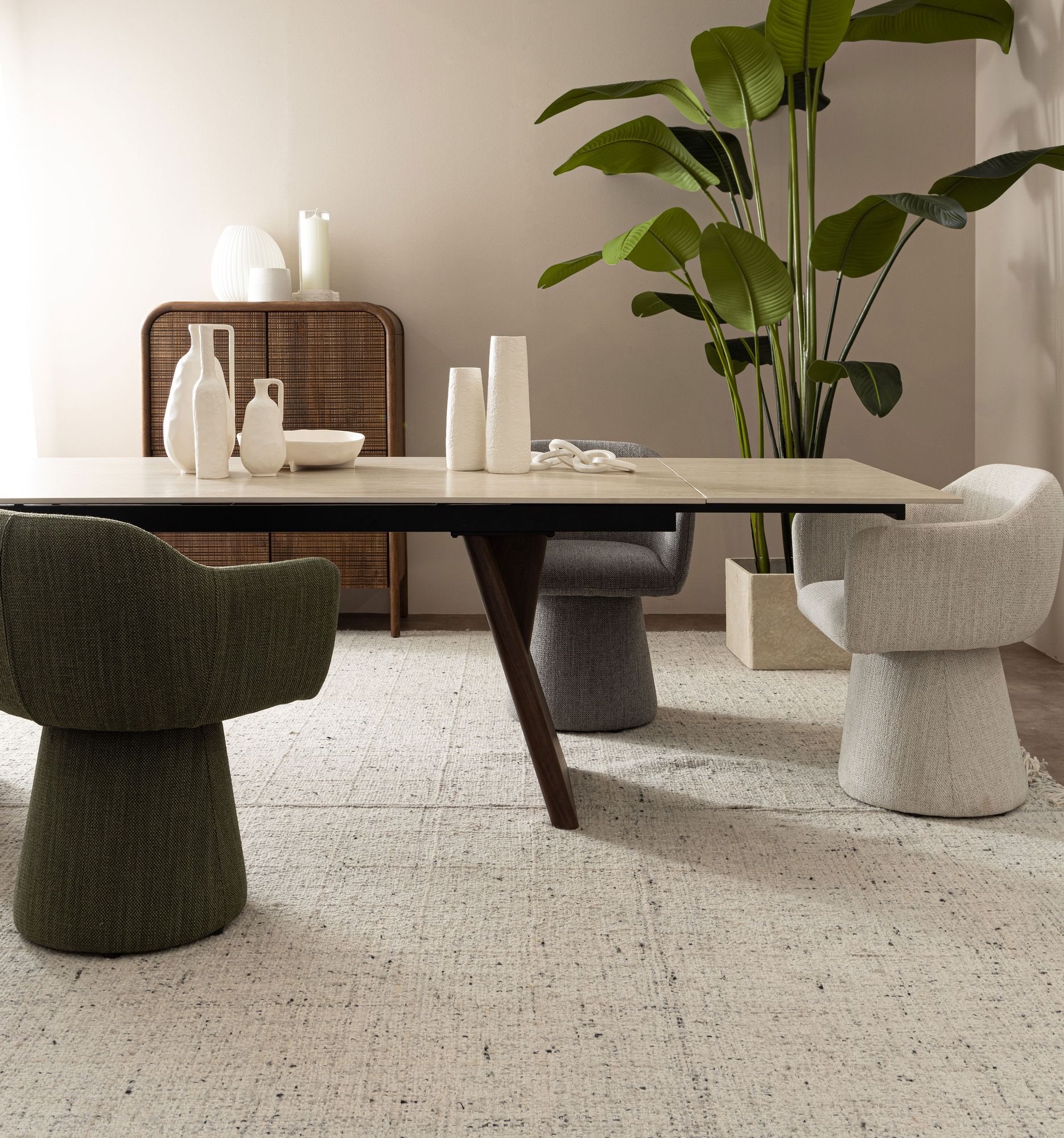 Indoor Sofa Stuhl Lottie drehbar Grün im Wohnambiente | zeitloses Design, hochwertig verarbeitet, ideal für Wohn- und Essbereich