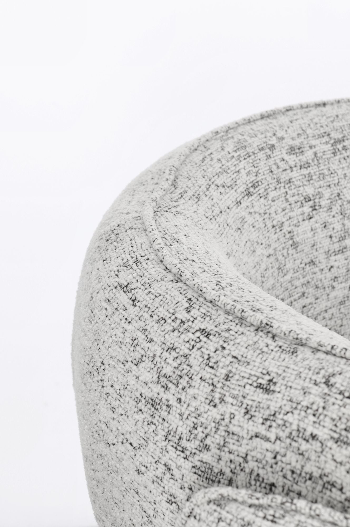 Indoor Sofa Sessel Aisha Grau im Wohnambiente | zeitloses Design, hochwertig verarbeitet, ideal für Wohn- und Essbereich | Ansicht 05