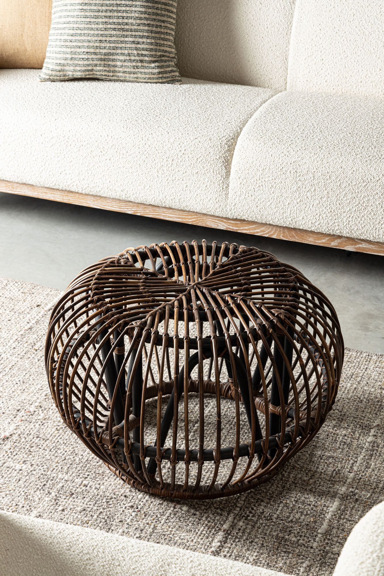 Indoor Sofa Sofa 3Pl Detroit Naturfarbe Boucle' im Wohnambiente aus Bouclé | zeitloses Design, hochwertig verarbeitet, ideal für Wohn- und Essbereich |