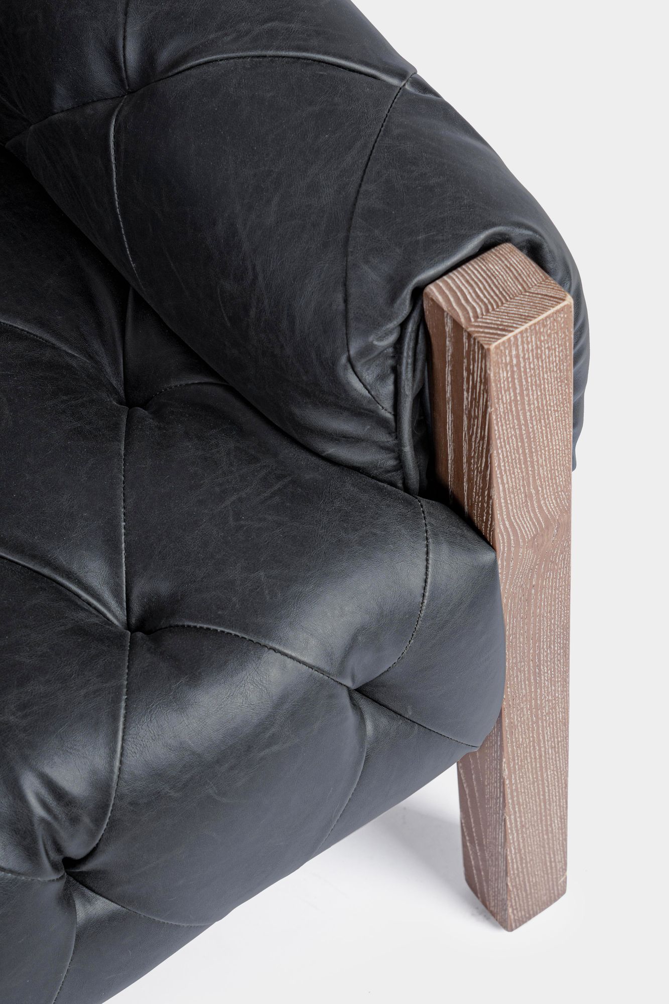 Indoor Sofa Sessel Harrison Schwarz im Wohnambiente | zeitloses Design, hochwertig verarbeitet, ideal für Wohn- und Essbereich | Ansicht 05
