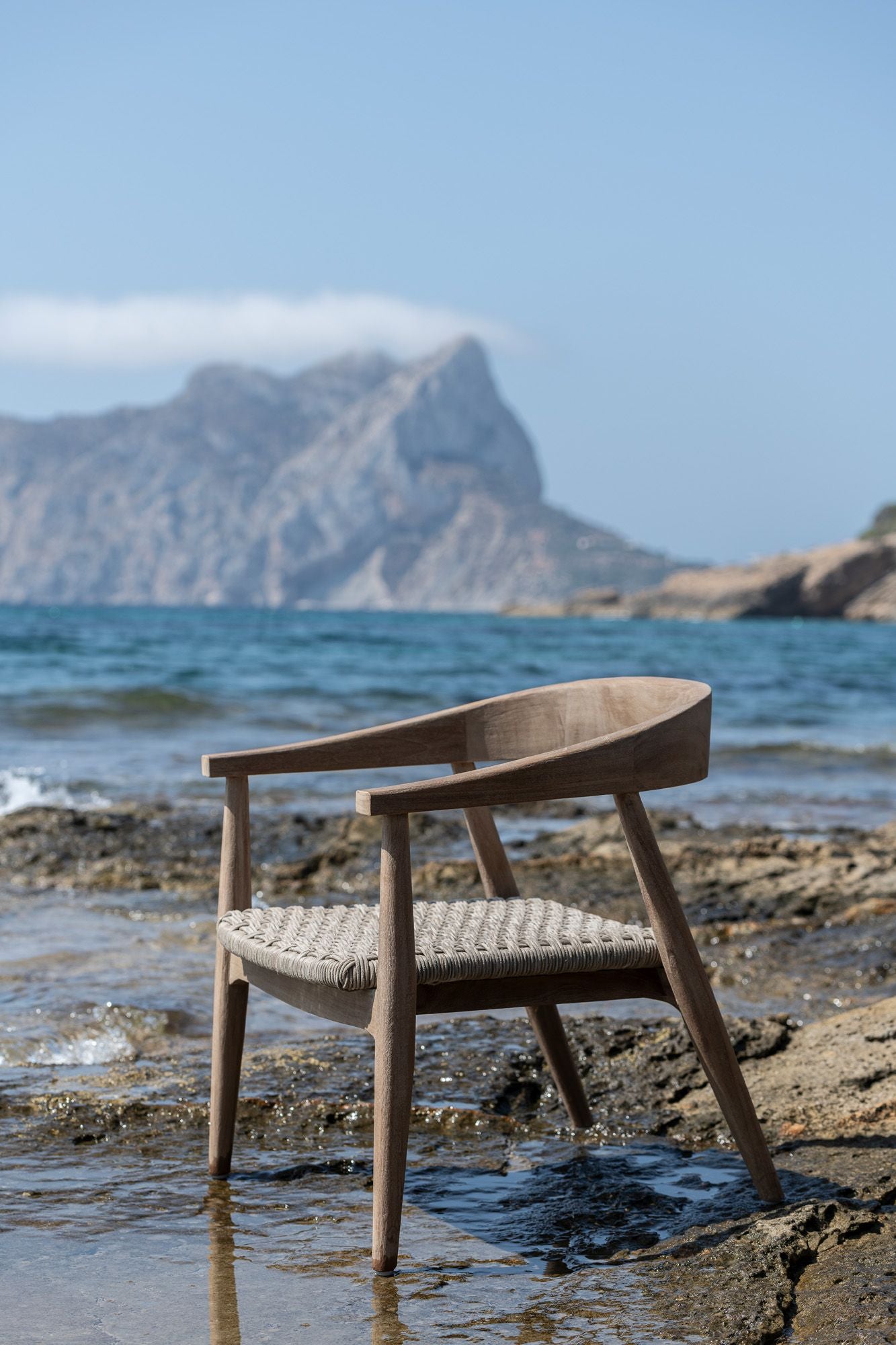 Sessel Faye Teak mit geflochtenem Sitz aus PE-Wicker in Natural Grey | handgefertigt, wetterfest und Teil der Gommaire Organic Living Kollektion