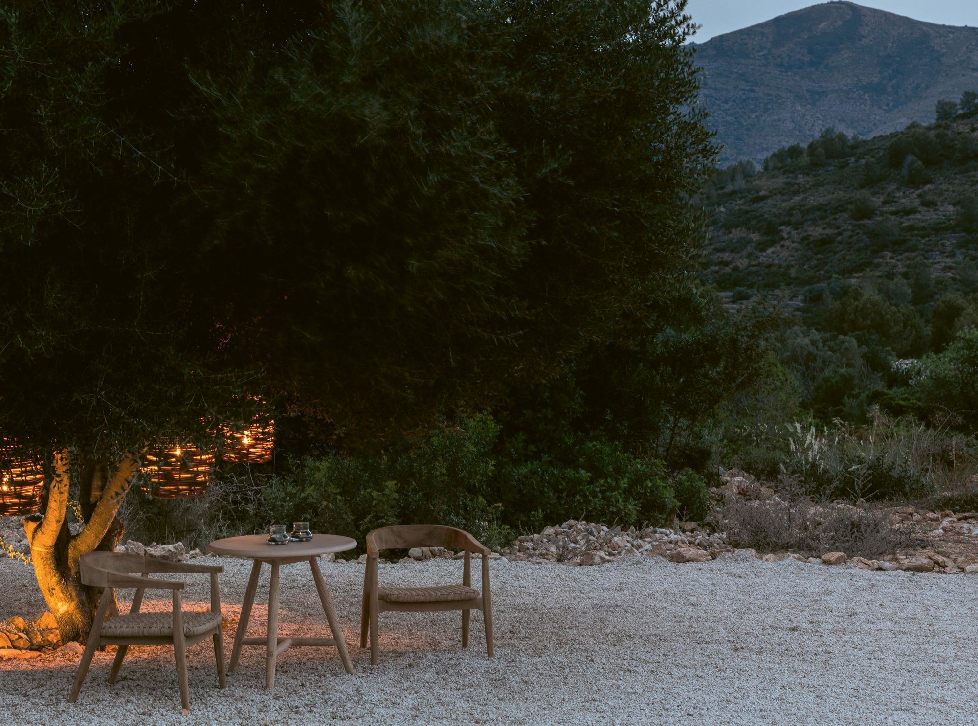 Sessel Faye Teak mit geflochtenem Sitz aus PE-Wicker in Natural Grey | handgefertigt, wetterfest und Teil der Gommaire Organic Living Kollektion