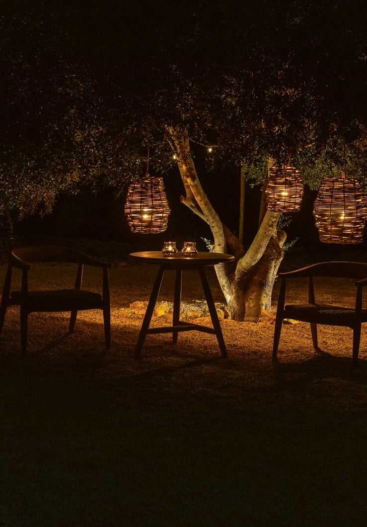 Sessel Faye Teak mit geflochtenem Sitz aus PE-Wicker in Natural Grey | handgefertigt, wetterfest und Teil der Gommaire Organic Living Kollektion