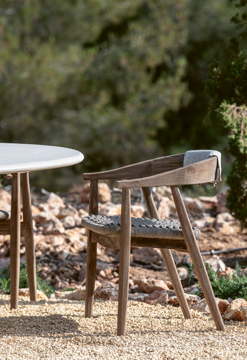 Sessel Faye Teak mit geflochtenem Sitz aus PE-Wicker in Natural Grey | handgefertigt, wetterfest und Teil der Gommaire Organic Living Kollektion