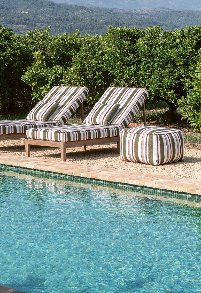 Copenhagen Sonnenbett aus Teakholz als Outdoor-Liege am Pool im Gartenambiente mit Polster Exclusiv | STUFF Shop