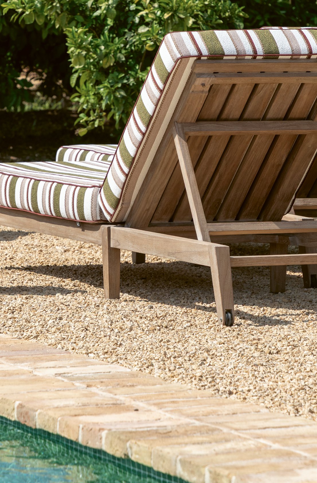 Copenhagen Sonnenbett aus Teakholz als Outdoor-Liege am Pool im Gartenambiente mit Polster Exclusiv | STUFF Shop