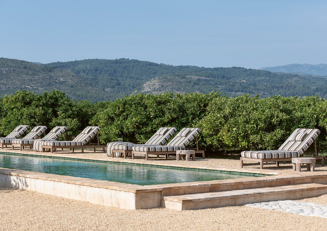 Copenhagen Sonnenbett aus Teakholz als Outdoor-Liege am Pool im Gartenambiente mit Polster Exclusiv | STUFF Shop