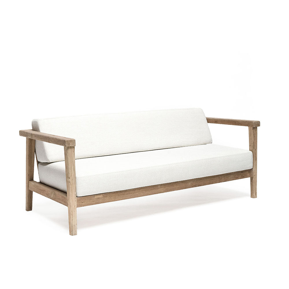 2-Sitzer Copenhagen aus Teakholz in Outdoor-Szene auf Terrasse mit hellen Polstern | STUFF Shop