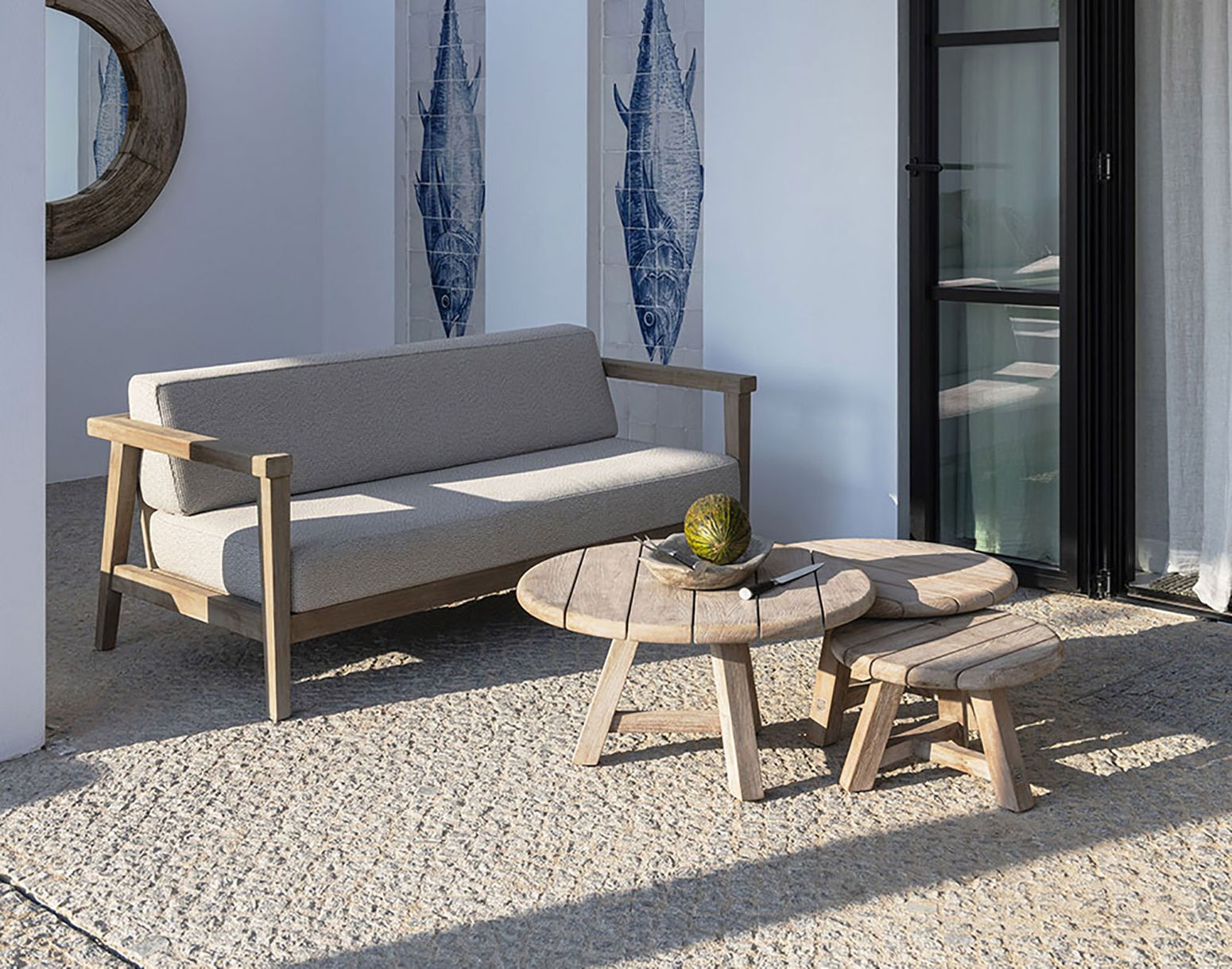 2-Sitzer Copenhagen aus Teakholz in Outdoor-Szene auf Terrasse mit hellen Polstern | STUFF Shop