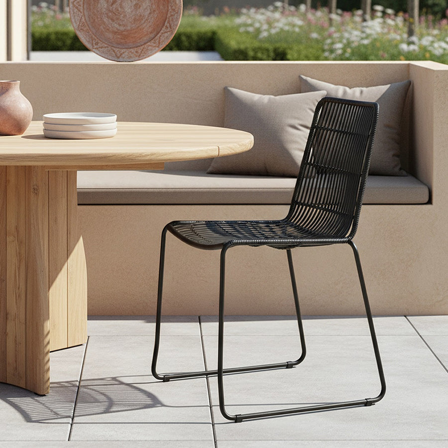 Schwarzer Stuhl Riva Weave mit wetterfestem Geflecht und Metallgestell | STUFF Loft