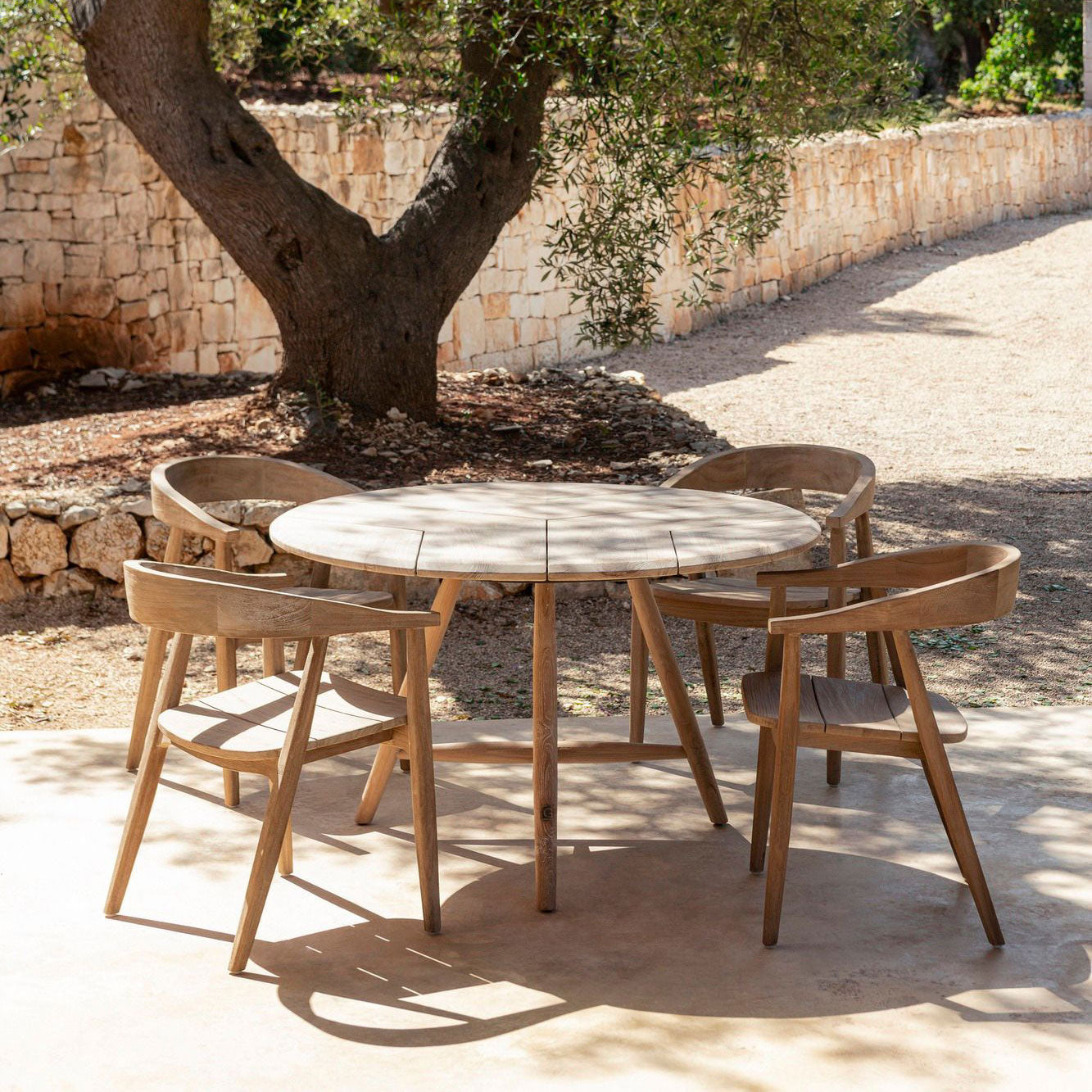 Runder Outdoor Esstisch Faye 120 cm aus massivem Teakholz | Gommaire bei STUFF Shop kaufen