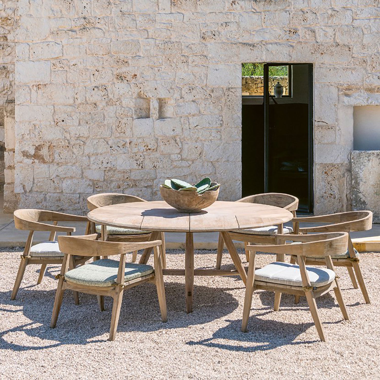 Runder Outdoor Esstisch Faye 170 cm Low Dining Variante aus massivem Teakholz | Gommaire bei STUFF Shop kaufen