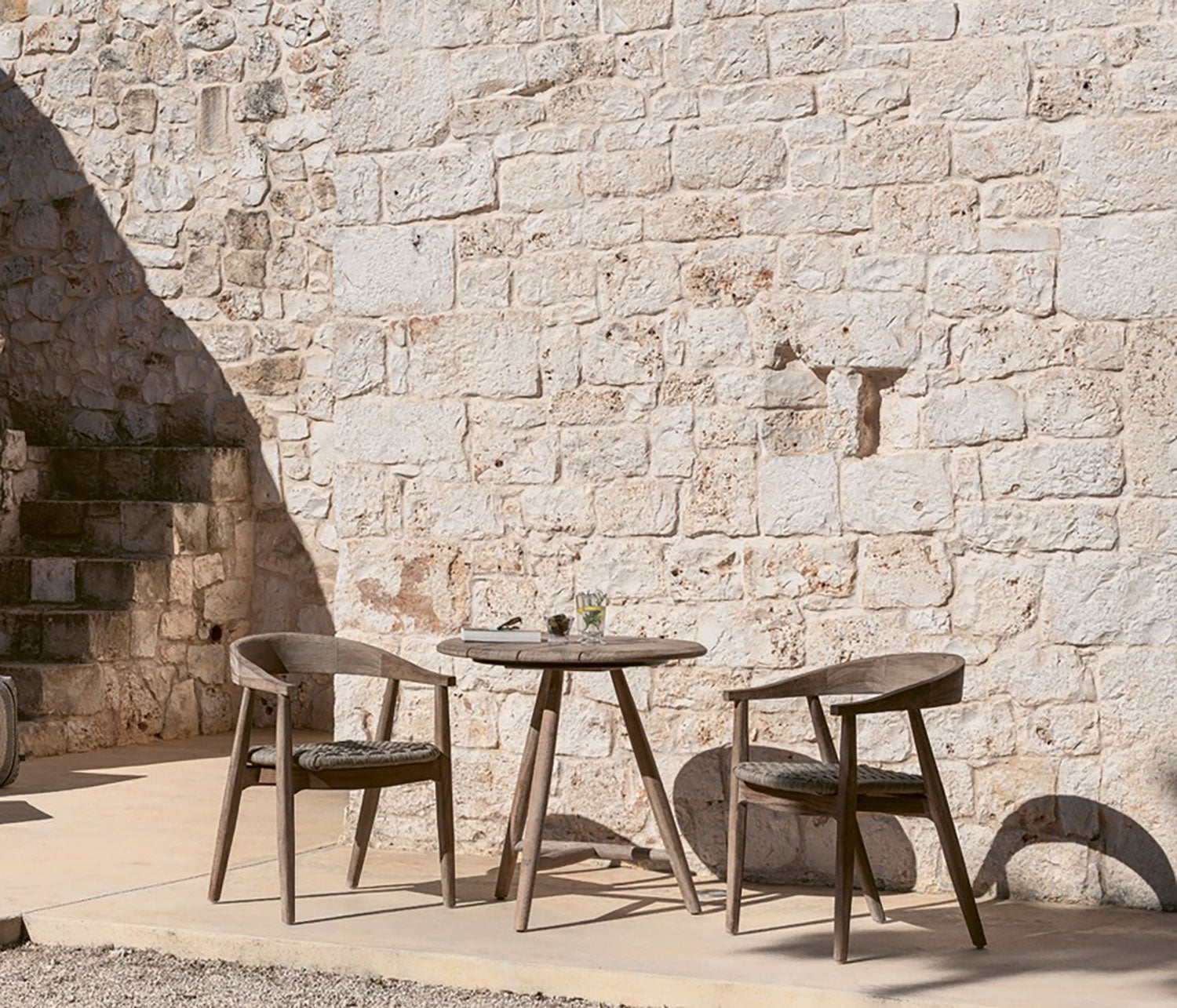 Runder Outdoor Bistrotisch Faye aus massivem Teakholz | Gommaire bei STUFF Shop kaufen