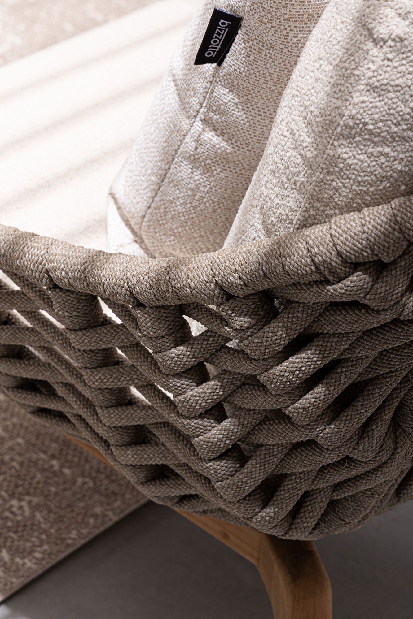 Detailaufnahme Bouclé-Kissen und Seilgeflecht des Tamires Outdoor Sessels bei STUFF Shop kaufen